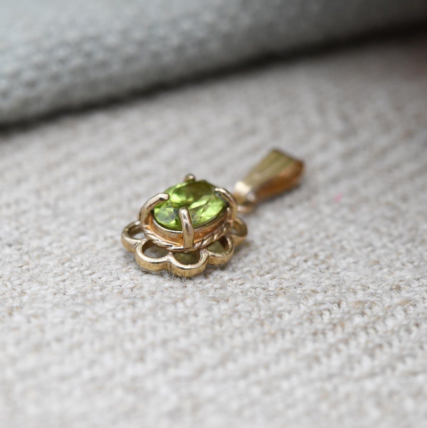 Vintage 9ct Gold Peridot Pendant - Faceted Oval Sparkly Stone | Small Pendant | Gift for Her