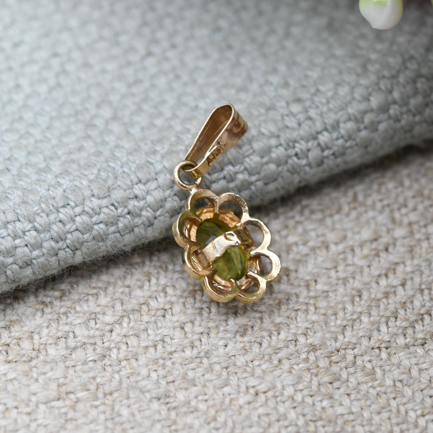 Vintage 9ct Gold Peridot Pendant - Faceted Oval Sparkly Stone | Small Pendant | Gift for Her