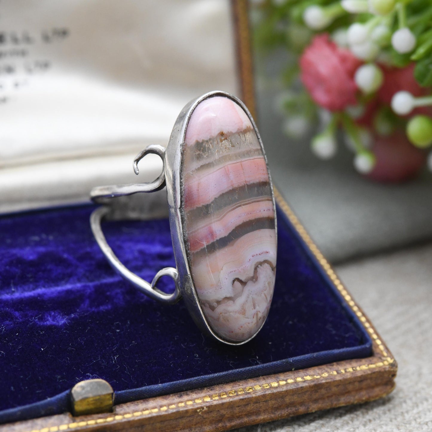Vintage Sterling Silver Striped Pink Agate Ring - Open Shoulder | Scrolling | Cabochon | UK Size - O 1/2 | US Size - 7 3/4