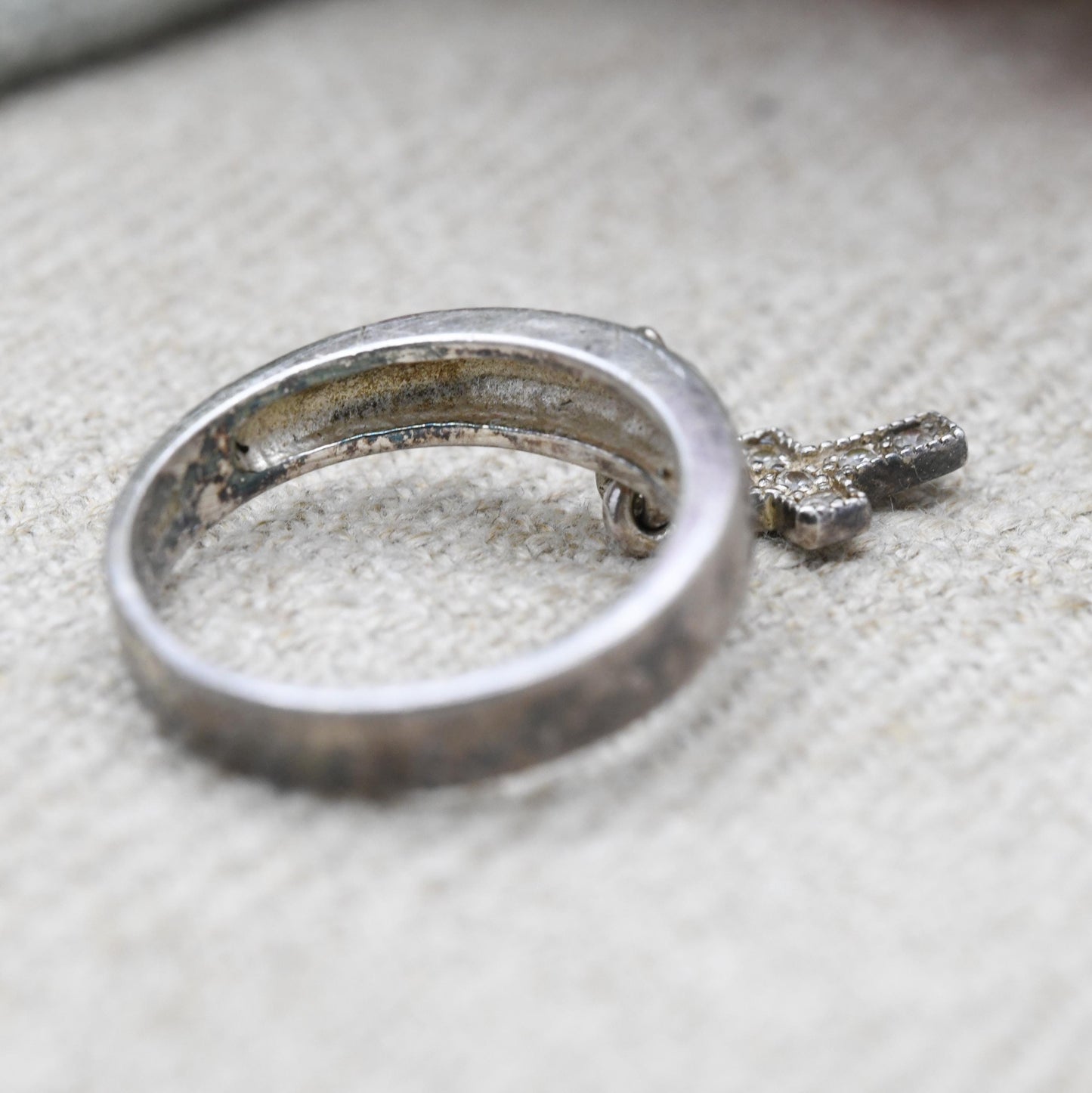 Vintage Sterling Silver Dangle Cross Band Ring - Clear Stone Decoration | Raised Cross Relief | UK Size - L | US Size - 6