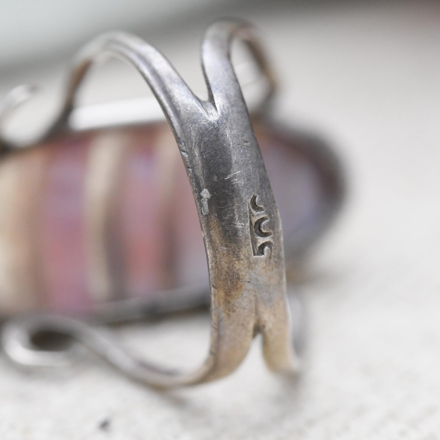 Vintage Sterling Silver Striped Pink Agate Ring - Open Shoulder | Scrolling | Cabochon | UK Size - O 1/2 | US Size - 7 3/4