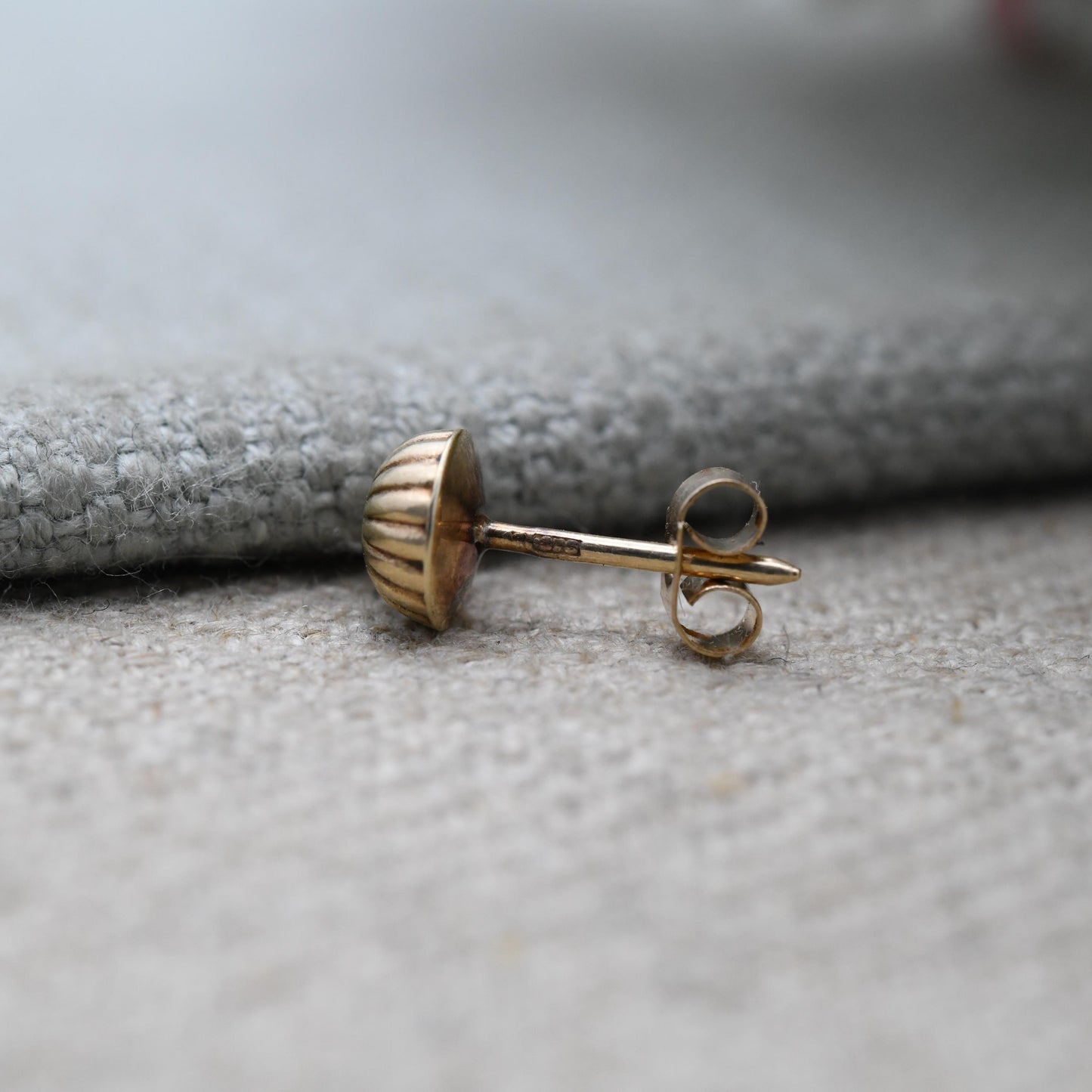 Single 9ct Gold Circle Stud Earring with Butterfly Back.