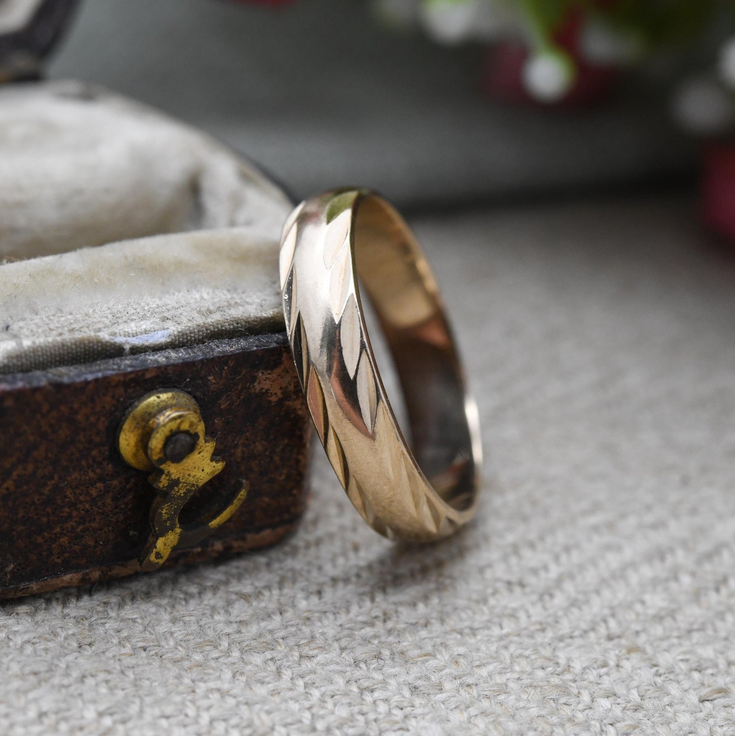 Vintage 9ct Gold Lucky Wedding Band Ring with Diamond Cut Border 1980 - Unisex Everyday Gold Jewellery | UK Size - L | US Size - 6