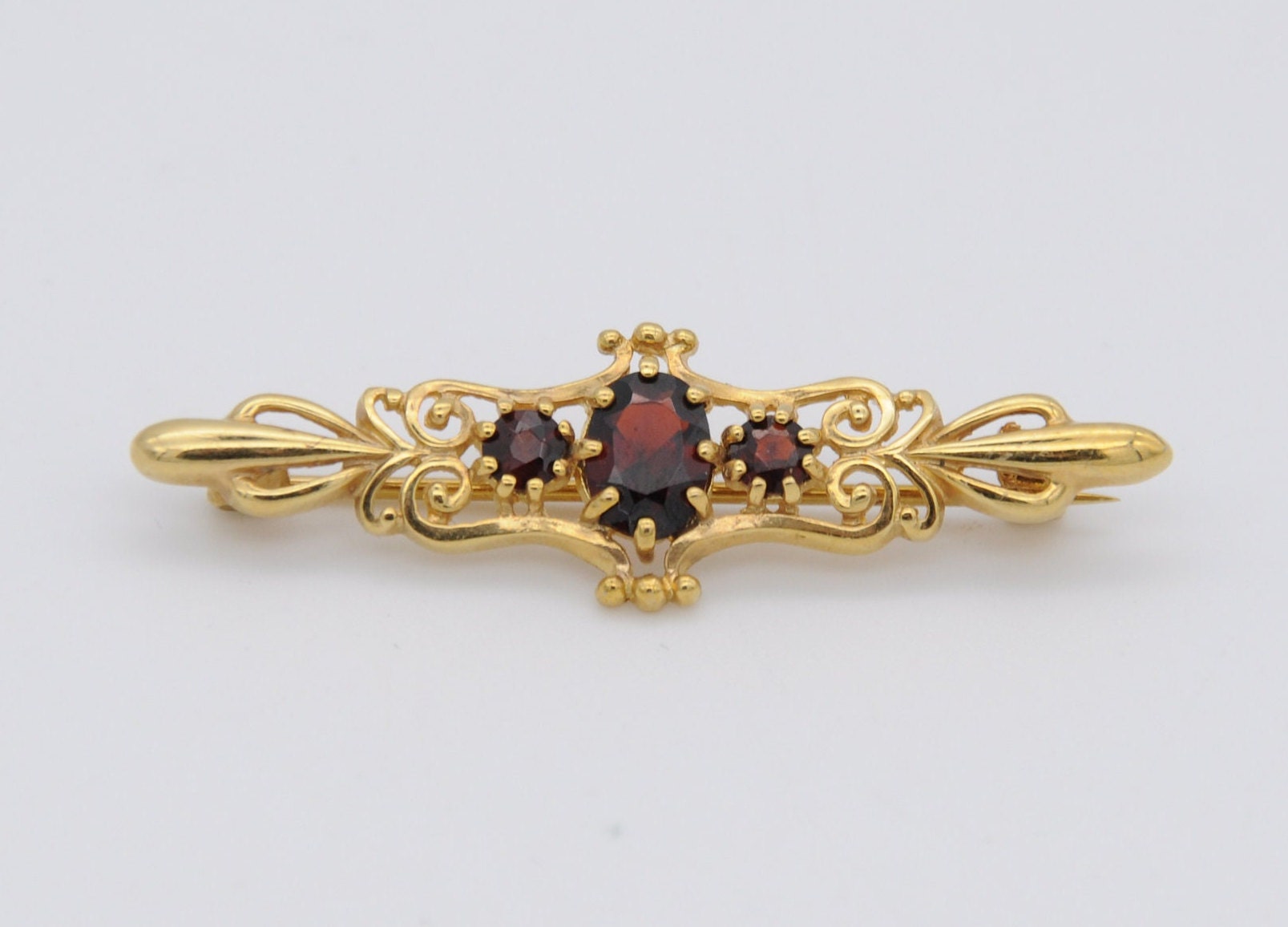 Vintage 9ct Gold and Garnet Brooch - Victorian Style / Revival / Detailed / Red Stone / Pin / 375 / 9K / 80s / 1989