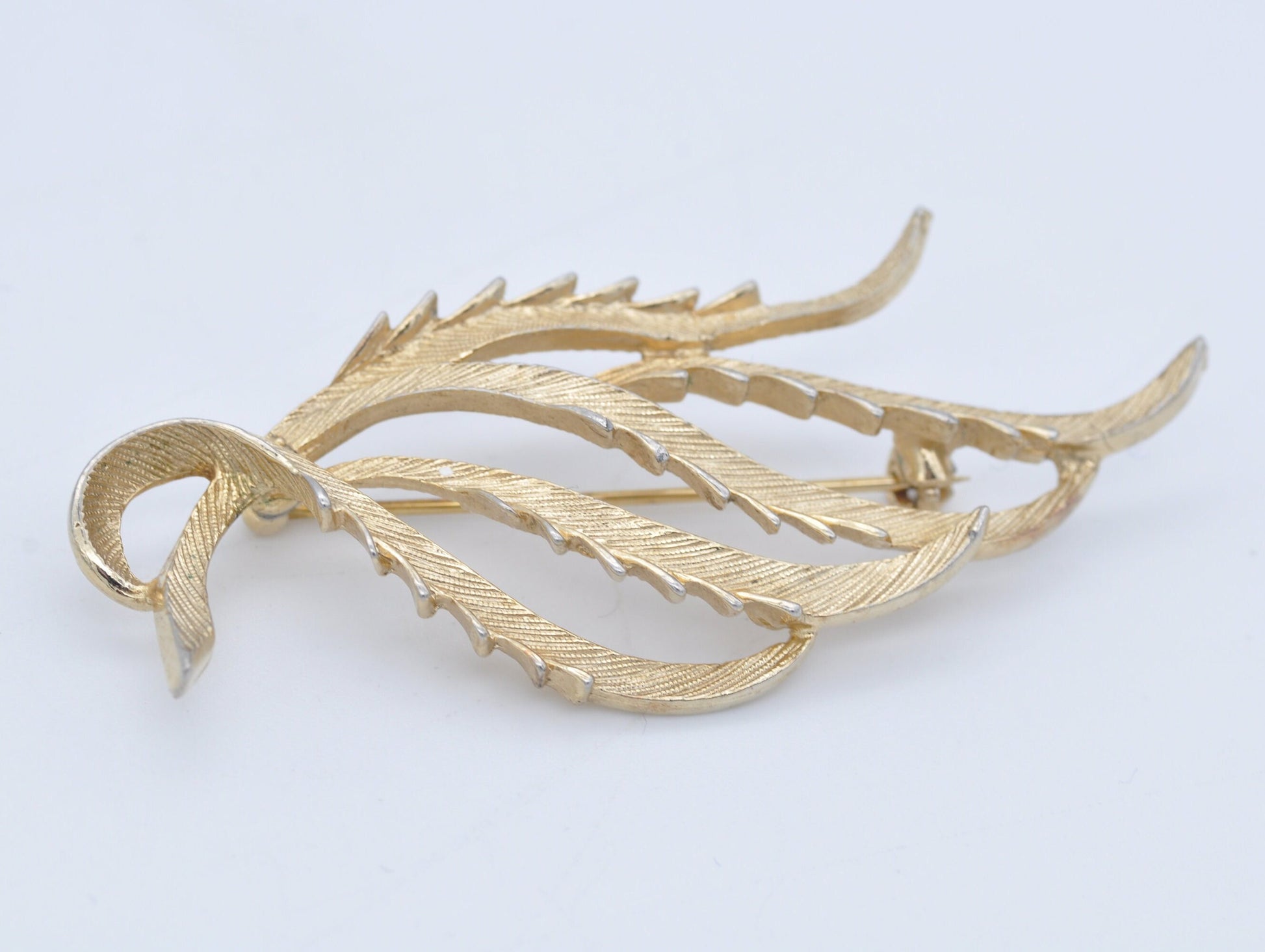 Vintage SARAH COVENTRY Gold Tone Leaf Brooch - Mid-Century / Sarah Cov / Canada / Floral / Leaf Design / Nature