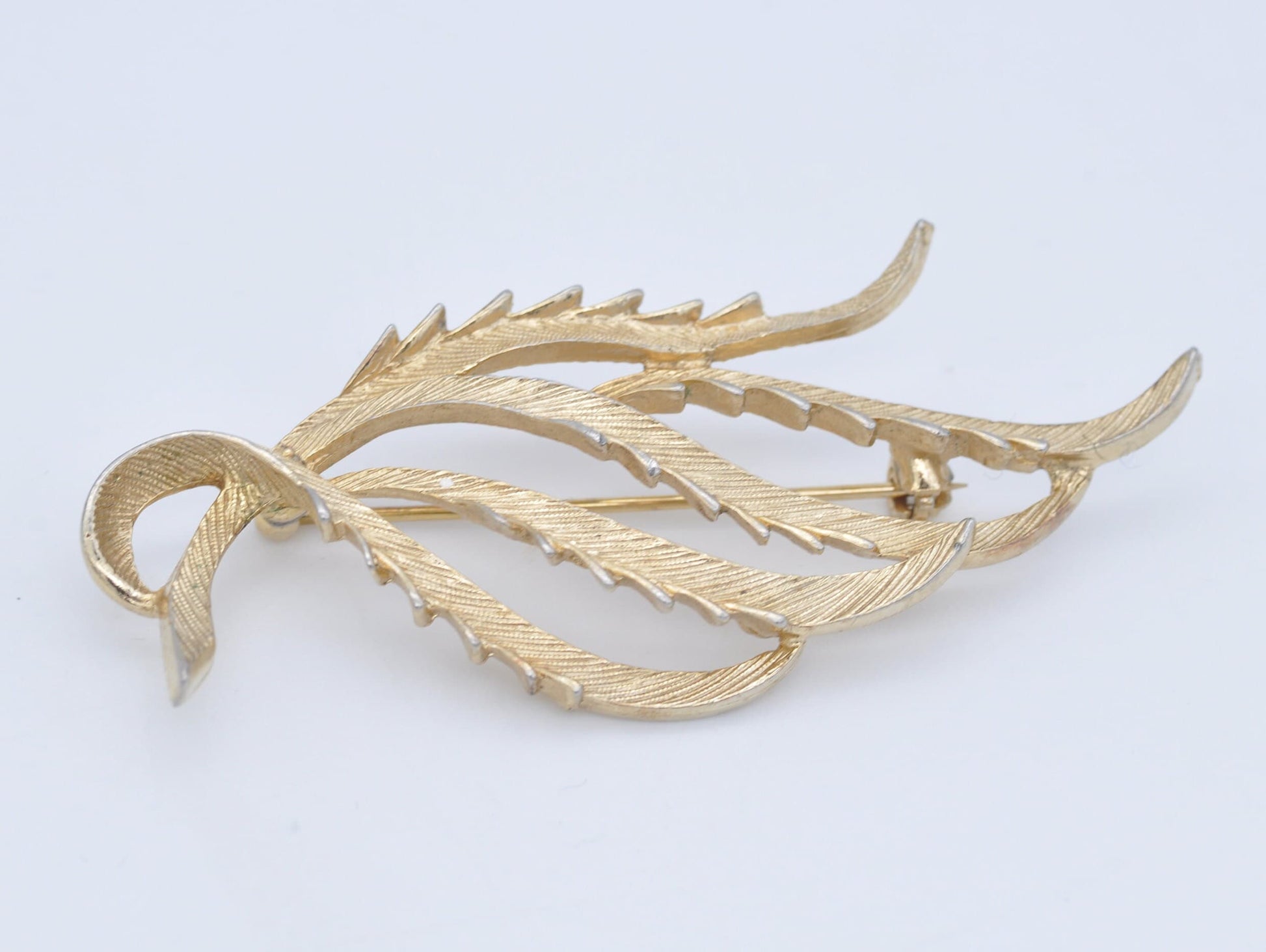 Vintage SARAH COVENTRY Gold Tone Leaf Brooch - Mid-Century / Sarah Cov / Canada / Floral / Leaf Design / Nature