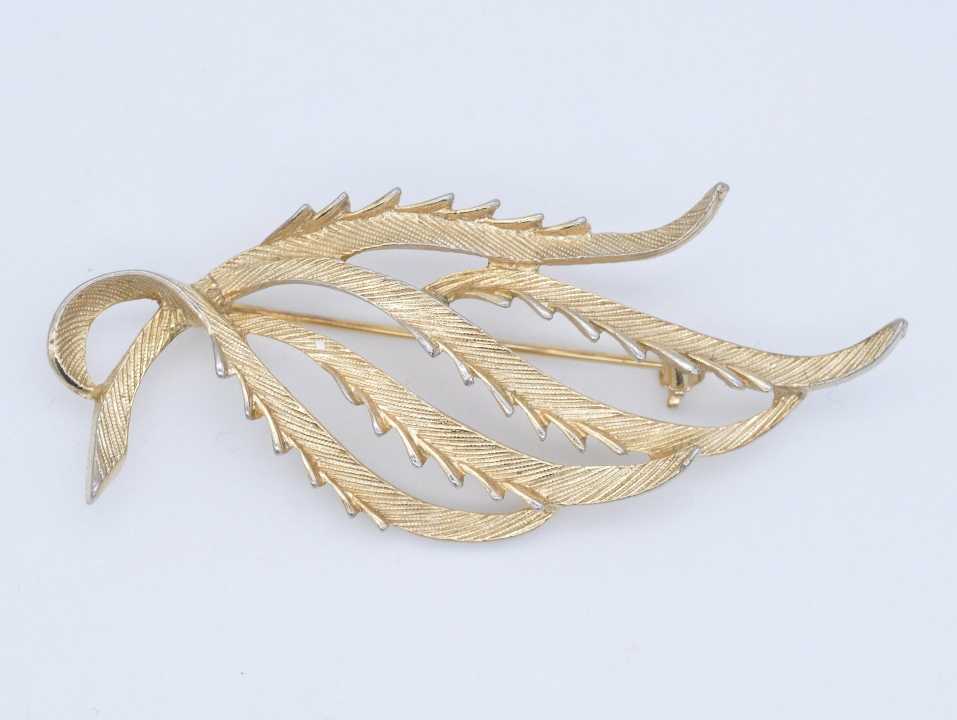 Vintage SARAH COVENTRY Gold Tone Leaf Brooch - Mid-Century / Sarah Cov / Canada / Floral / Leaf Design / Nature