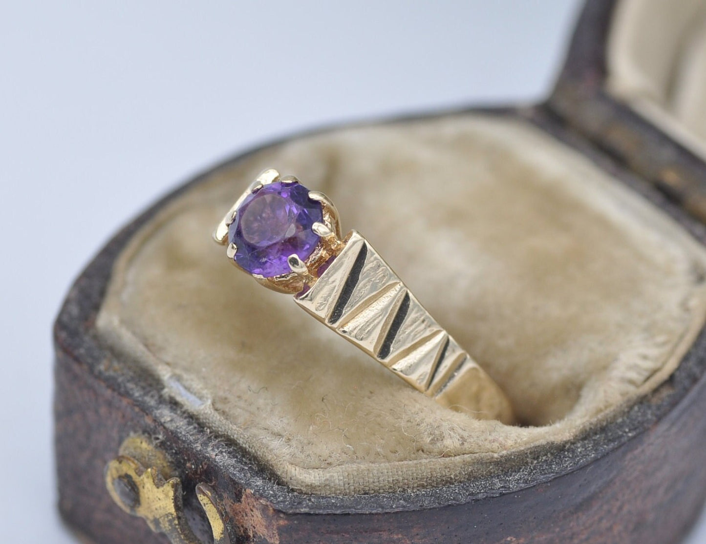 Vintage 9ct Gold and Amethyst Solitaire Ring - 9K / 375 / Cocktail Ring / Purple / Statement / 1980 / 80s / UK Size - L / US Size - 5 3/4