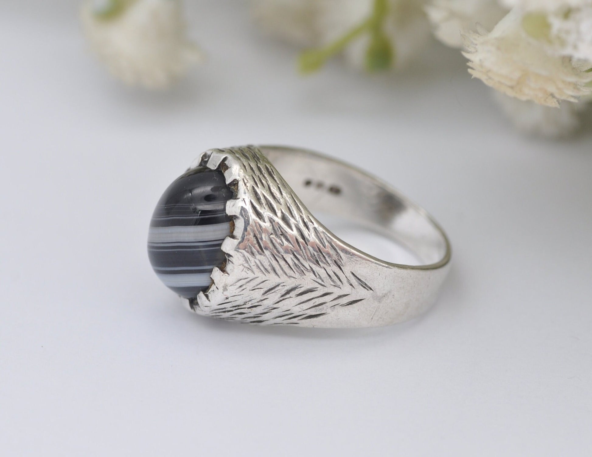 Silver Banded Agate Ring 1975 Vintage - Oval Cabochon / Textured Band / Black White / 925 Sterling / Unisex / UK Size - O 1/2 / US - 7 1/2