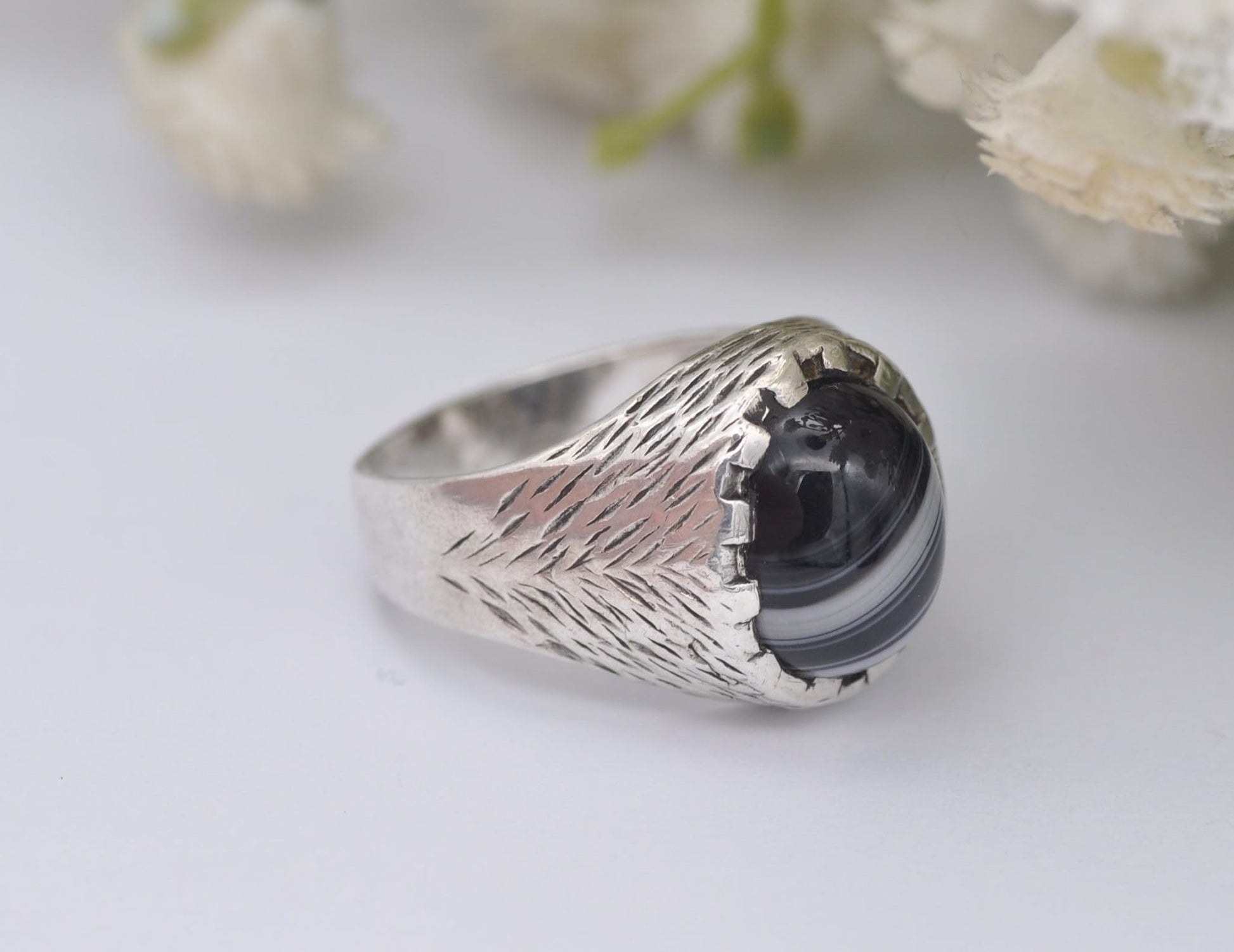 Silver Banded Agate Ring 1975 Vintage - Oval Cabochon / Textured Band / Black White / 925 Sterling / Unisex / UK Size - O 1/2 / US - 7 1/2