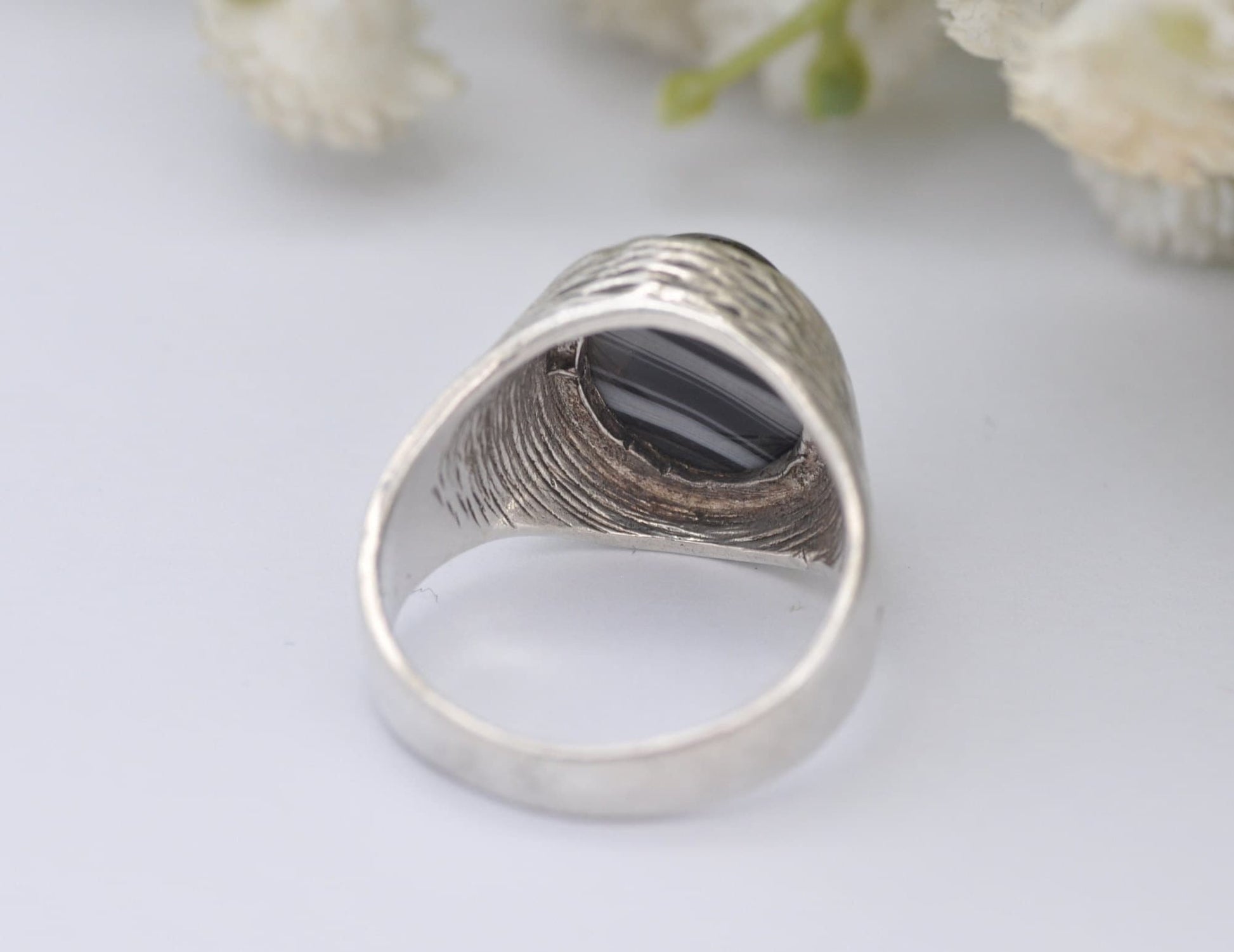 Silver Banded Agate Ring 1975 Vintage - Oval Cabochon / Textured Band / Black White / 925 Sterling / Unisex / UK Size - O 1/2 / US - 7 1/2