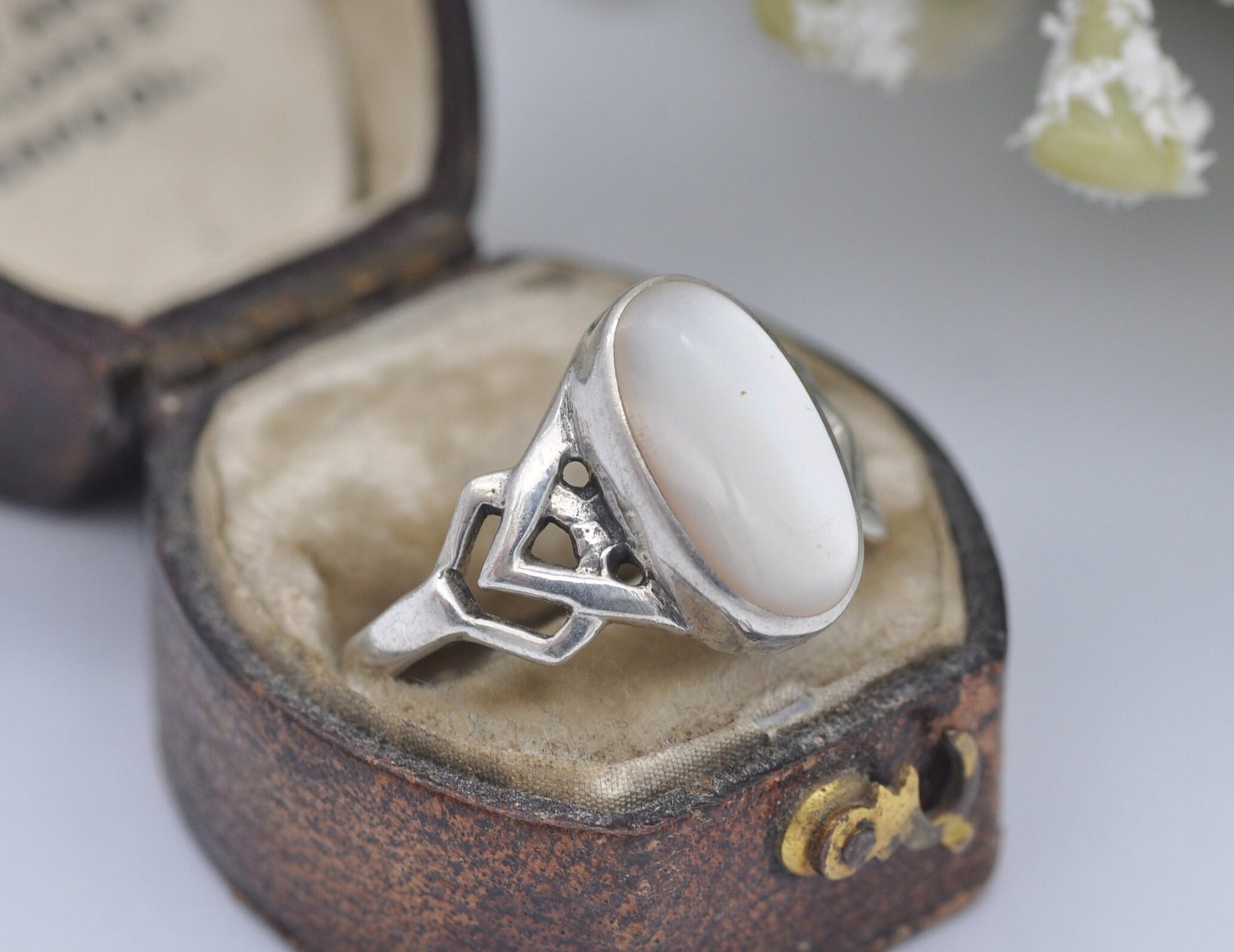 Silver Mother of Pearl Ring Vintage - Mid-Century Modernist Ring / 925 Sterling / Oval Cabochon / Celtic Band / UK Size - T US Size - 9 1/2