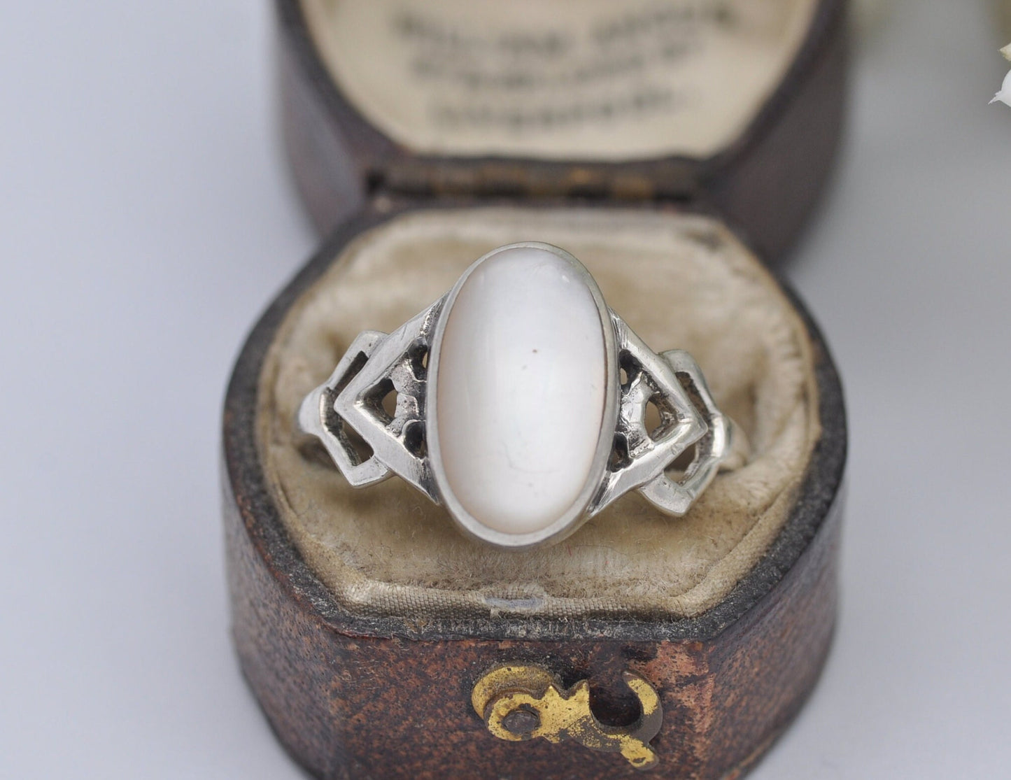 Silver Mother of Pearl Ring Vintage - Mid-Century Modernist Ring / 925 Sterling / Oval Cabochon / Celtic Band / UK Size - T US Size - 9 1/2