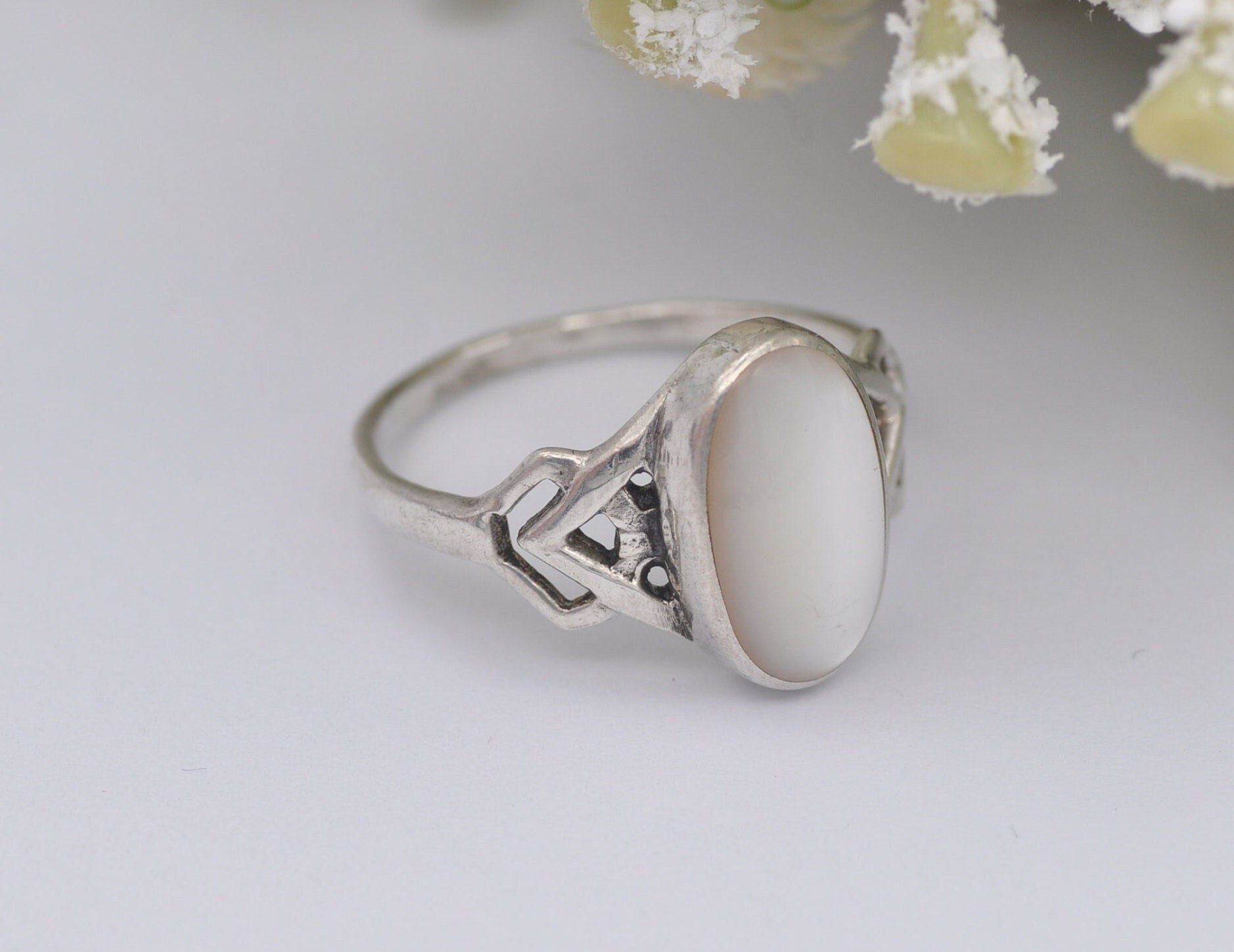 Silver Mother of Pearl Ring Vintage - Mid-Century Modernist Ring / 925 Sterling / Oval Cabochon / Celtic Band / UK Size - T US Size - 9 1/2