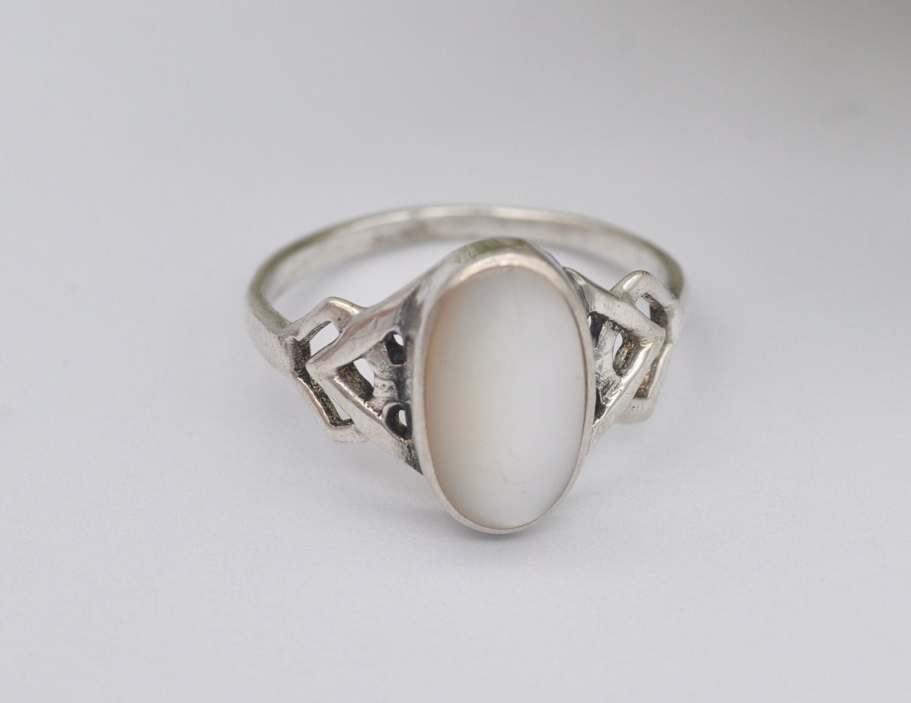 Silver Mother of Pearl Ring Vintage - Mid-Century Modernist Ring / 925 Sterling / Oval Cabochon / Celtic Band / UK Size - T US Size - 9 1/2