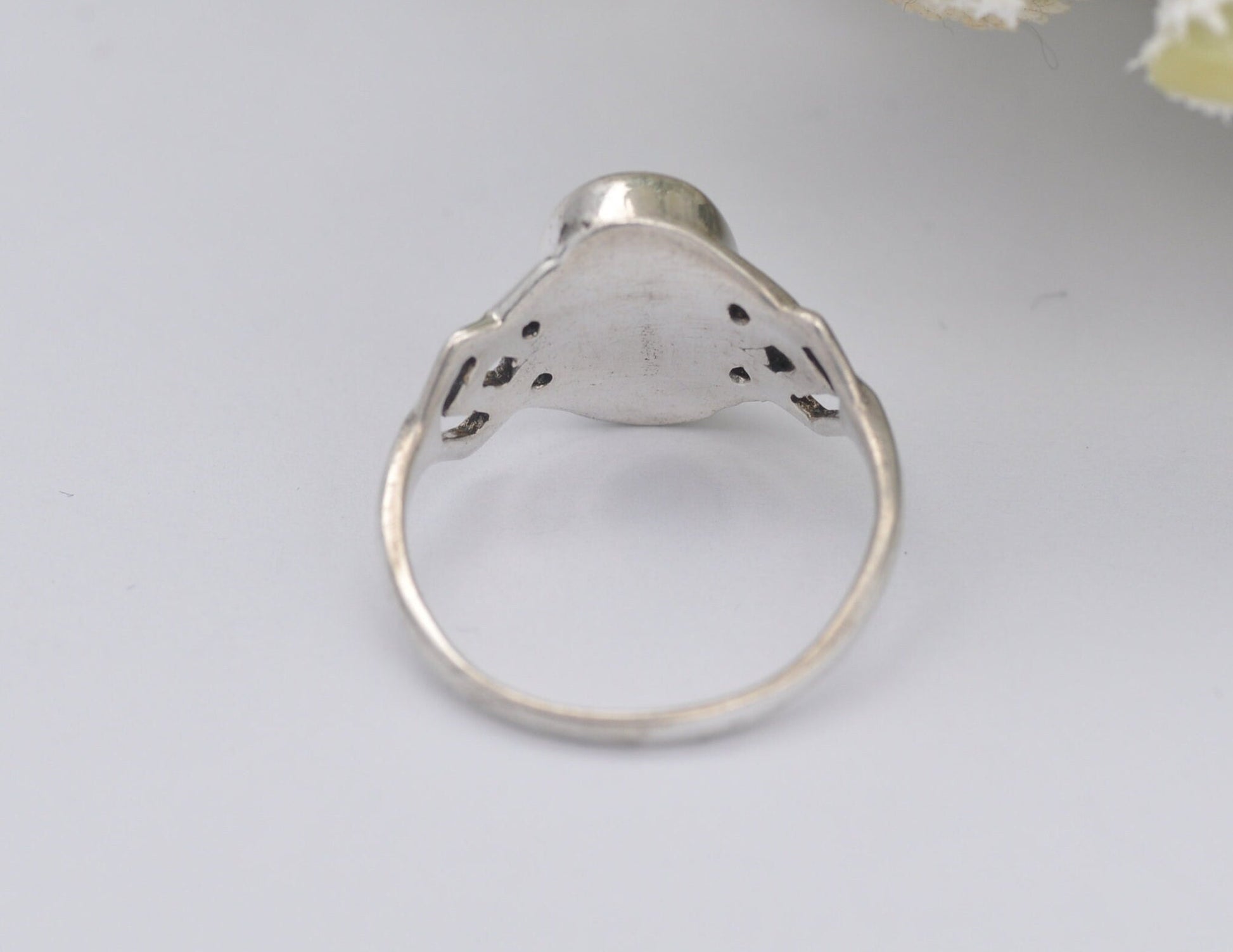 Silver Mother of Pearl Ring Vintage - Mid-Century Modernist Ring / 925 Sterling / Oval Cabochon / Celtic Band / UK Size - T US Size - 9 1/2