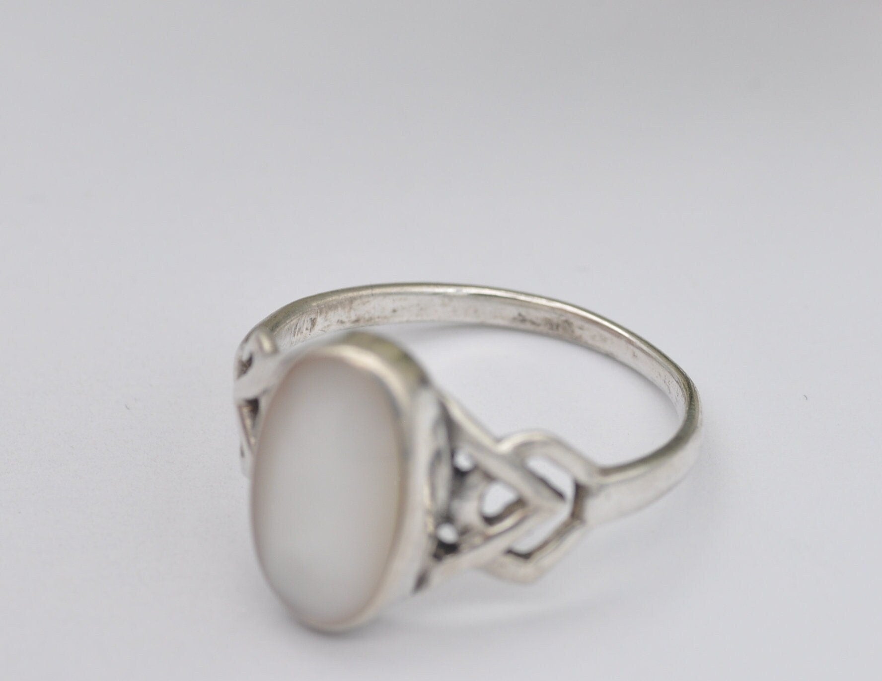 Silver Mother of Pearl Ring Vintage - Mid-Century Modernist Ring / 925 Sterling / Oval Cabochon / Celtic Band / UK Size - T US Size - 9 1/2