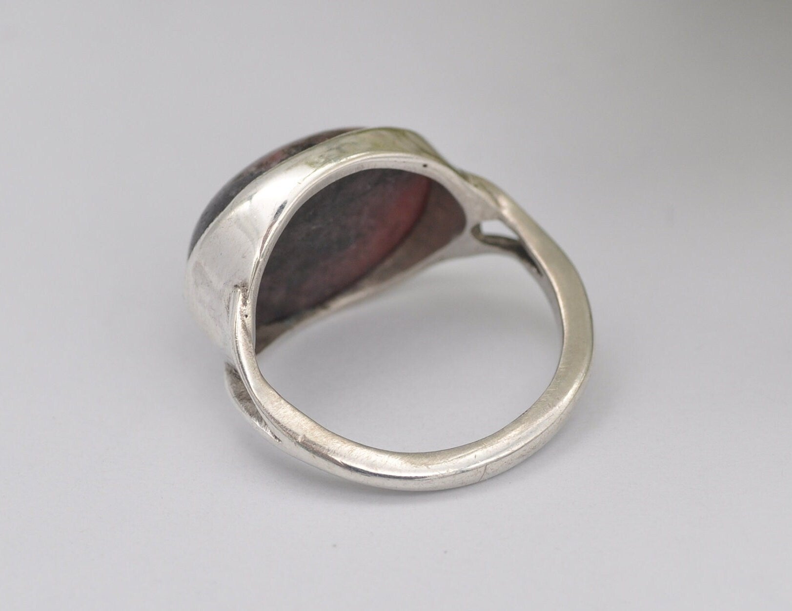 Silver & Pink Rhodonite Ring Vintage - Oval Cabochon / Split Band / Black Pink Stone / 925 Sterling / Unisex / UK Size - K / US - 5 1/4