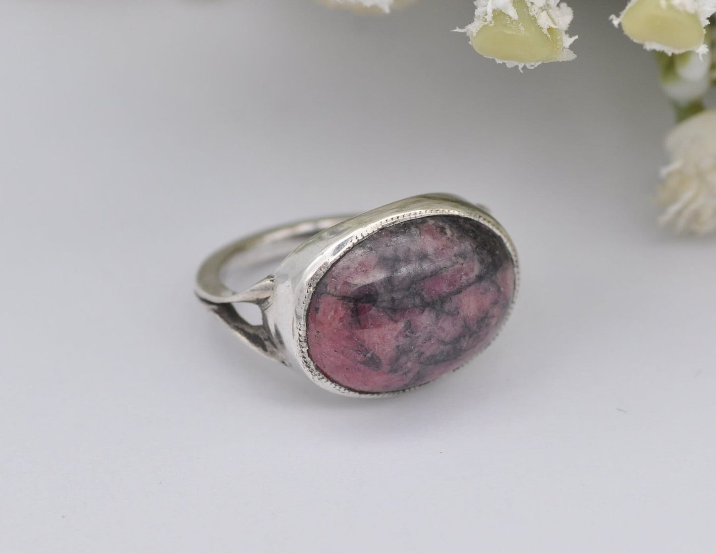 Silver & Pink Rhodonite Ring Vintage - Oval Cabochon / Split Band / Black Pink Stone / 925 Sterling / Unisex / UK Size - K / US - 5 1/4