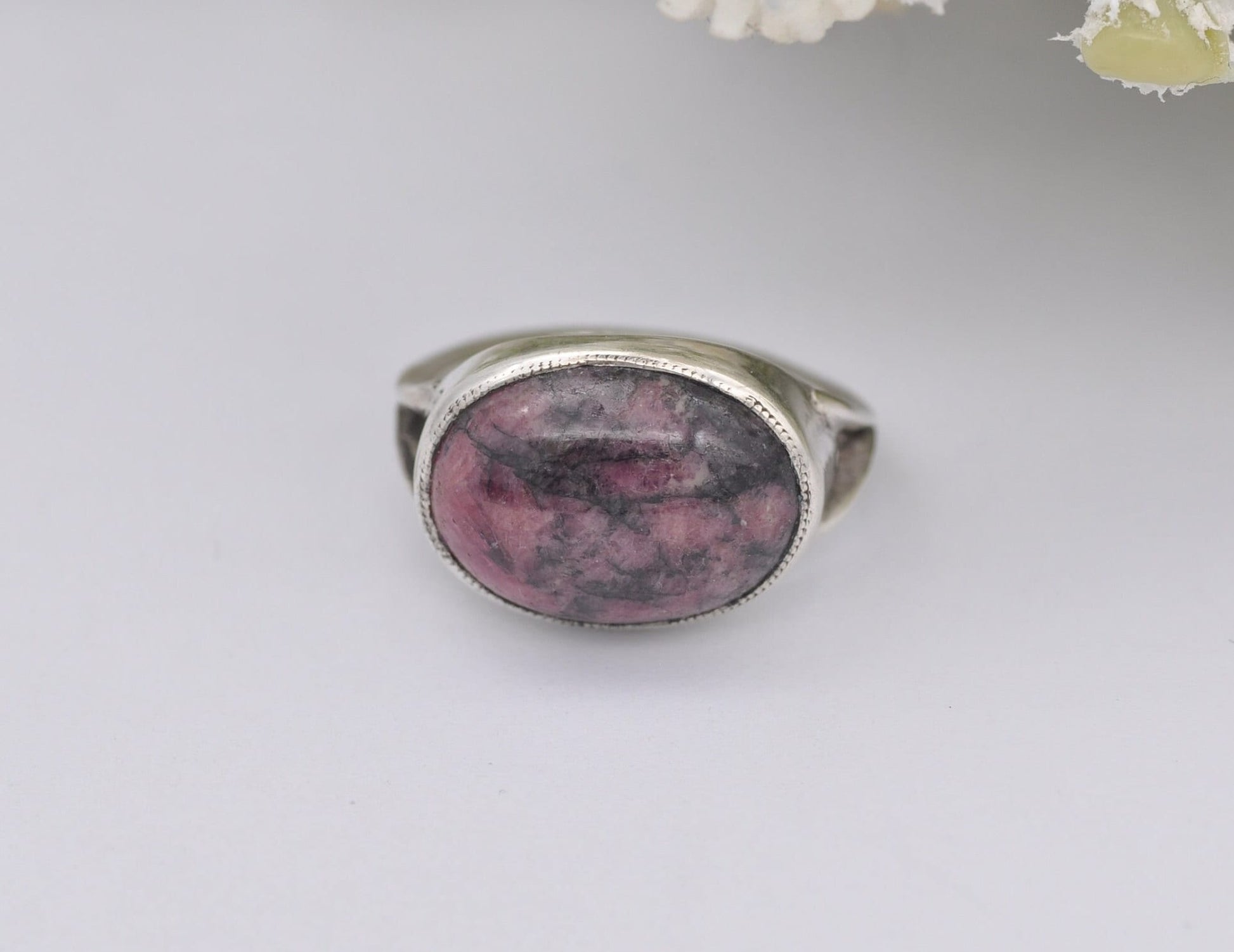 Silver & Pink Rhodonite Ring Vintage - Oval Cabochon / Split Band / Black Pink Stone / 925 Sterling / Unisex / UK Size - K / US - 5 1/4