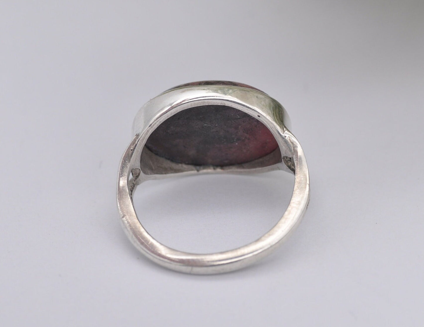 Silver & Pink Rhodonite Ring Vintage - Oval Cabochon / Split Band / Black Pink Stone / 925 Sterling / Unisex / UK Size - K / US - 5 1/4