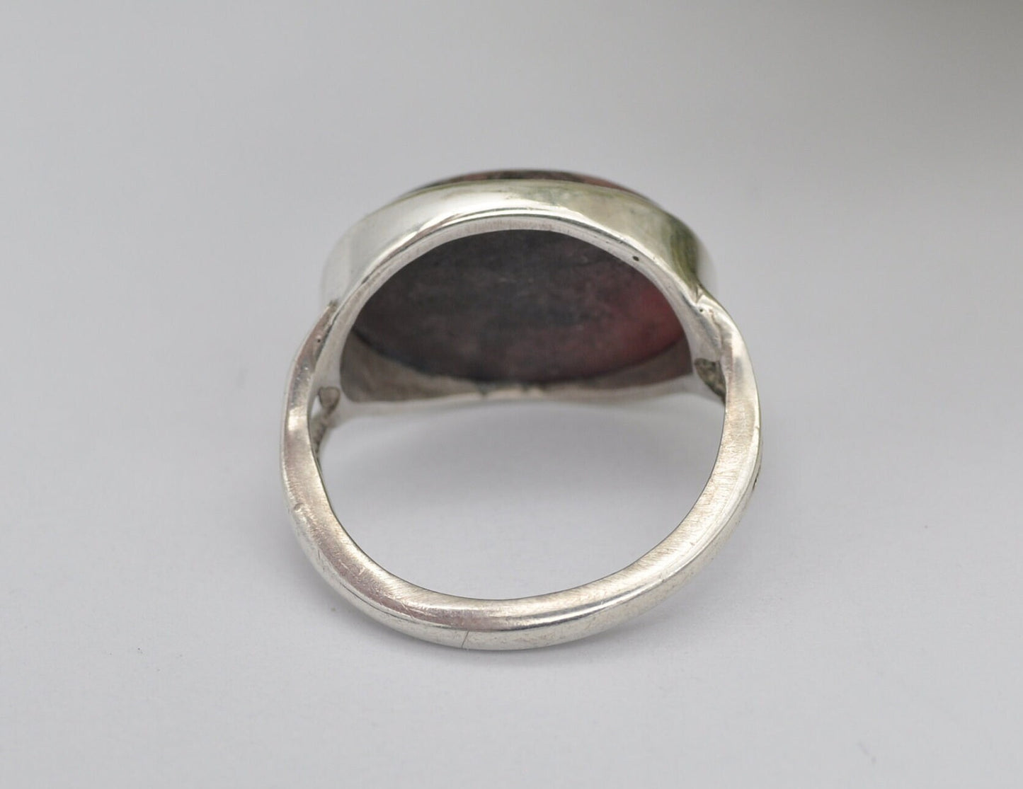 Silver & Pink Rhodonite Ring Vintage - Oval Cabochon / Split Band / Black Pink Stone / 925 Sterling / Unisex / UK Size - K / US - 5 1/4