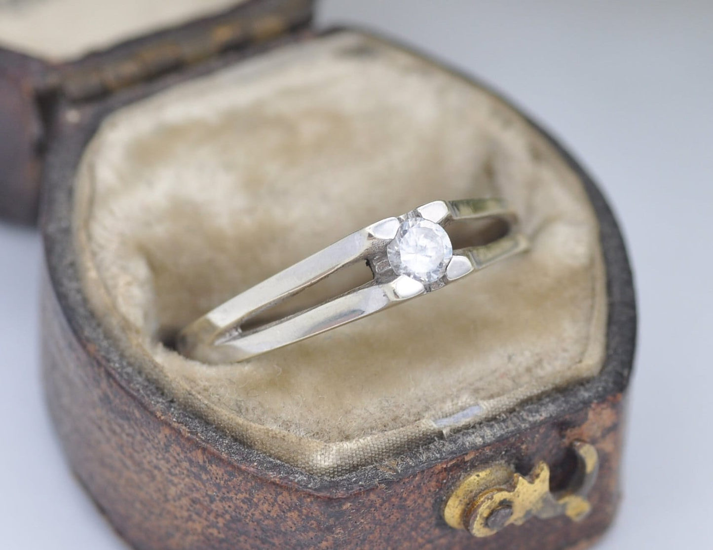 Vintage 9ct Gold and Cubic Zirconia Solitaire Ring - White Gold & CZ / 9K / 375 / Engagement Ring / Split Band / UK Size - Q / US Size - 8