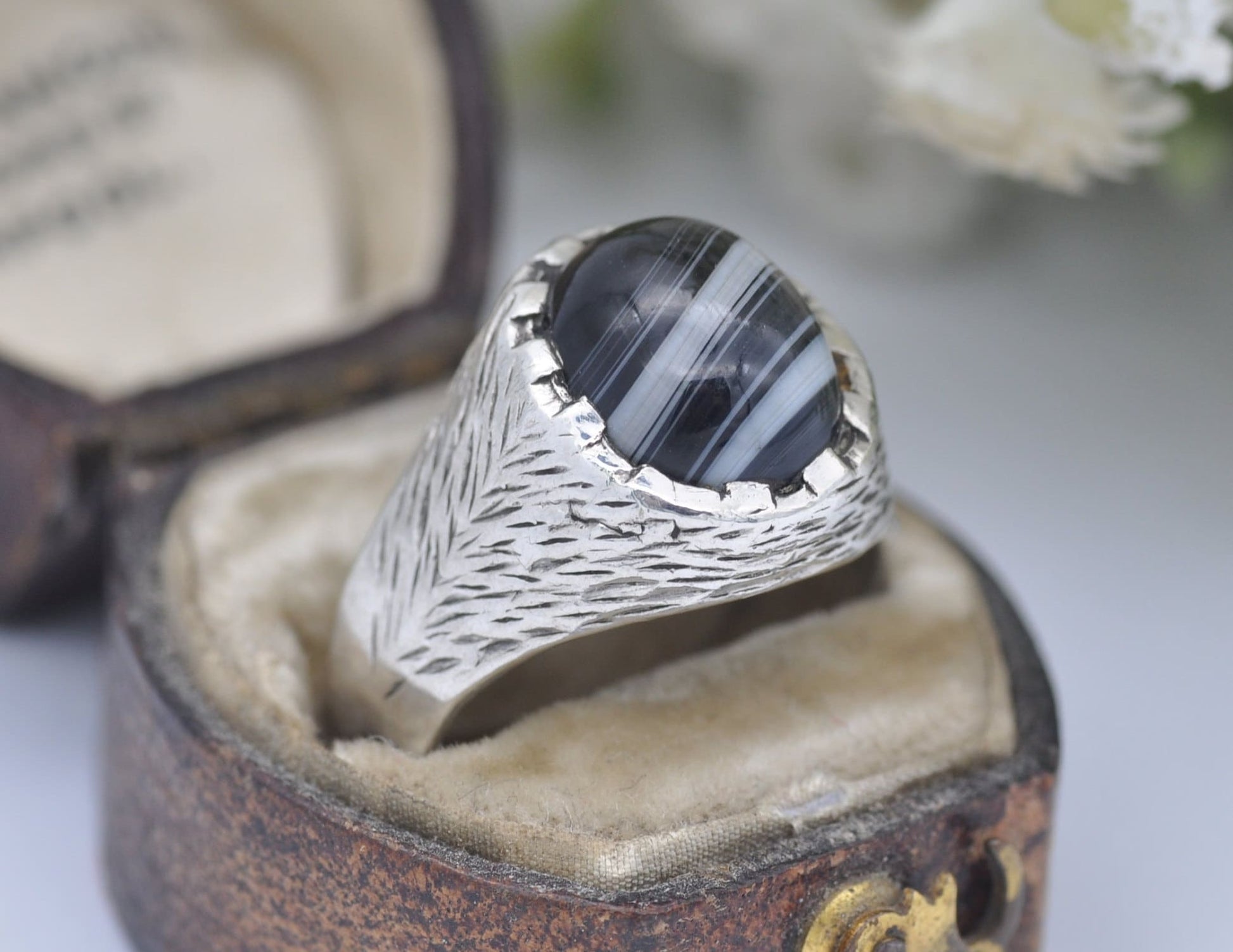 Silver Banded Agate Ring 1975 Vintage - Oval Cabochon / Textured Band / Black White / 925 Sterling / Unisex / UK Size - O 1/2 / US - 7 1/2