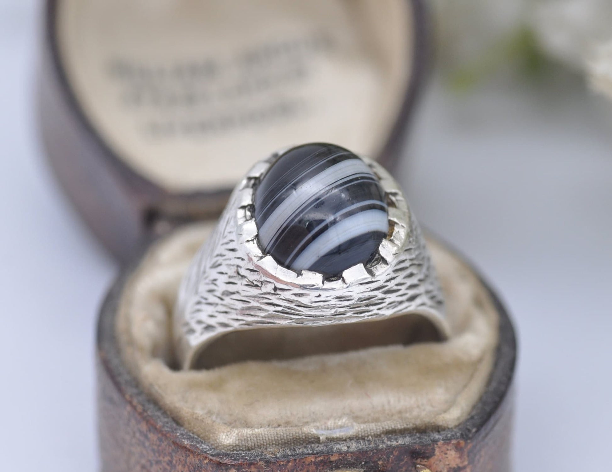 Silver Banded Agate Ring 1975 Vintage - Oval Cabochon / Textured Band / Black White / 925 Sterling / Unisex / UK Size - O 1/2 / US - 7 1/2