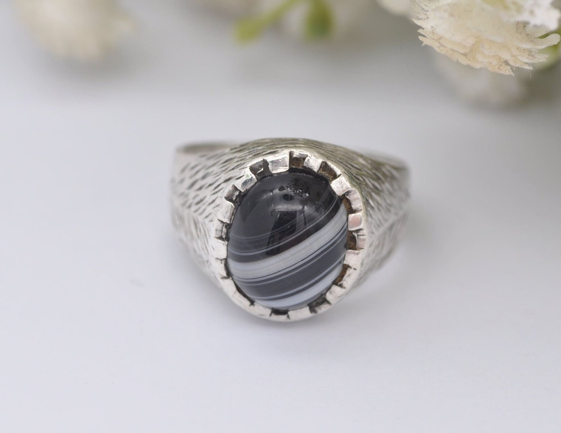 Silver Banded Agate Ring 1975 Vintage - Oval Cabochon / Textured Band / Black White / 925 Sterling / Unisex / UK Size - O 1/2 / US - 7 1/2