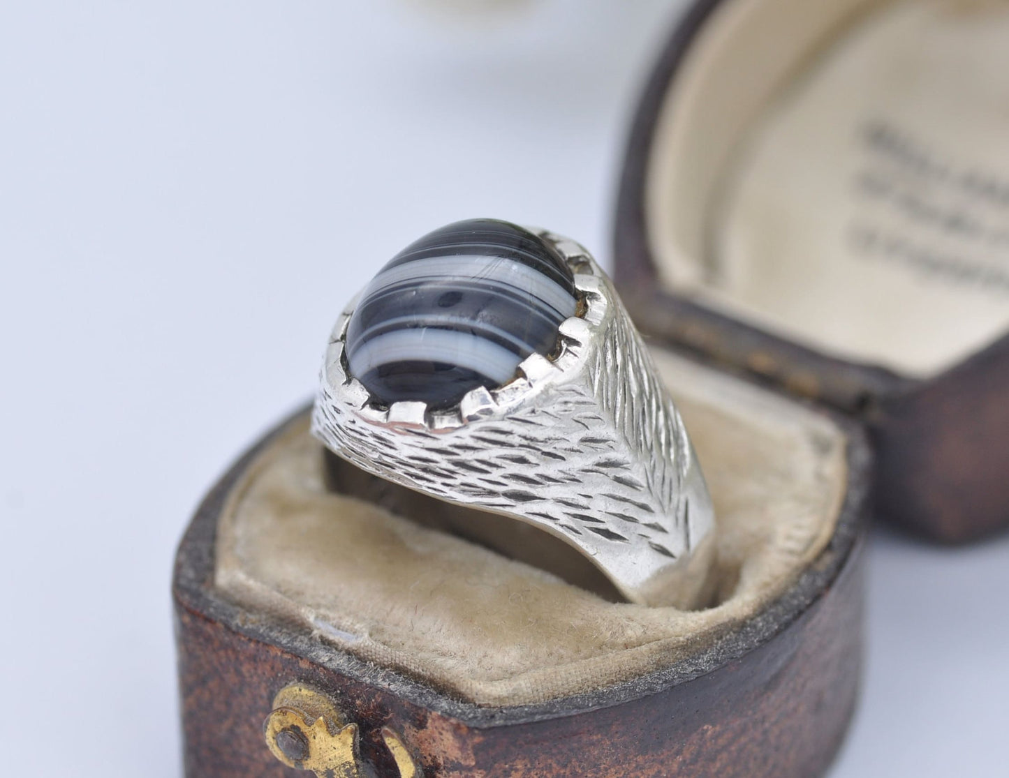 Silver Banded Agate Ring 1975 Vintage - Oval Cabochon / Textured Band / Black White / 925 Sterling / Unisex / UK Size - O 1/2 / US - 7 1/2