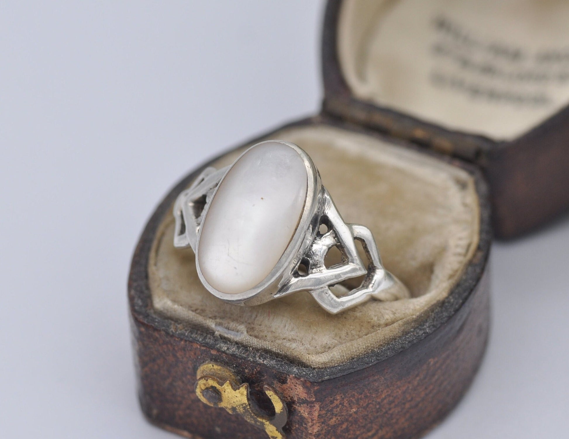 Silver Mother of Pearl Ring Vintage - Mid-Century Modernist Ring / 925 Sterling / Oval Cabochon / Celtic Band / UK Size - T US Size - 9 1/2