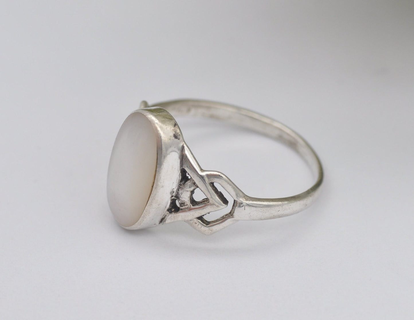 Silver Mother of Pearl Ring Vintage - Mid-Century Modernist Ring / 925 Sterling / Oval Cabochon / Celtic Band / UK Size - T US Size - 9 1/2