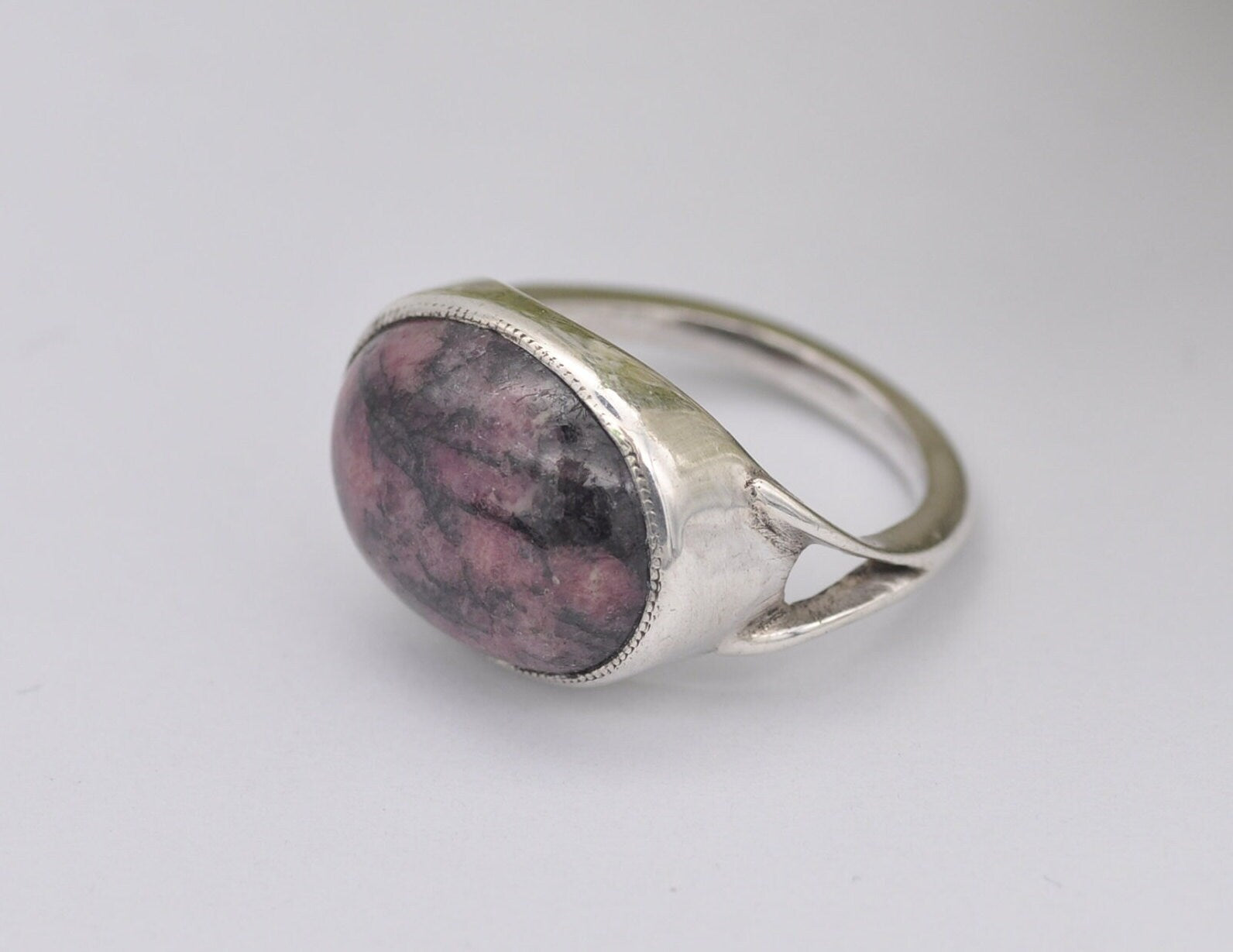 Silver & Pink Rhodonite Ring Vintage - Oval Cabochon / Split Band / Black Pink Stone / 925 Sterling / Unisex / UK Size - K / US - 5 1/4