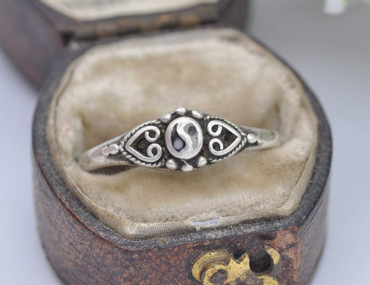 Vintage Sterling Silver Yin and Yang Ring - Vintage / Detailed Shoulders / Unisex Ornate / Black & White / UK Size - O 1/2 / US Size - 7 1/2