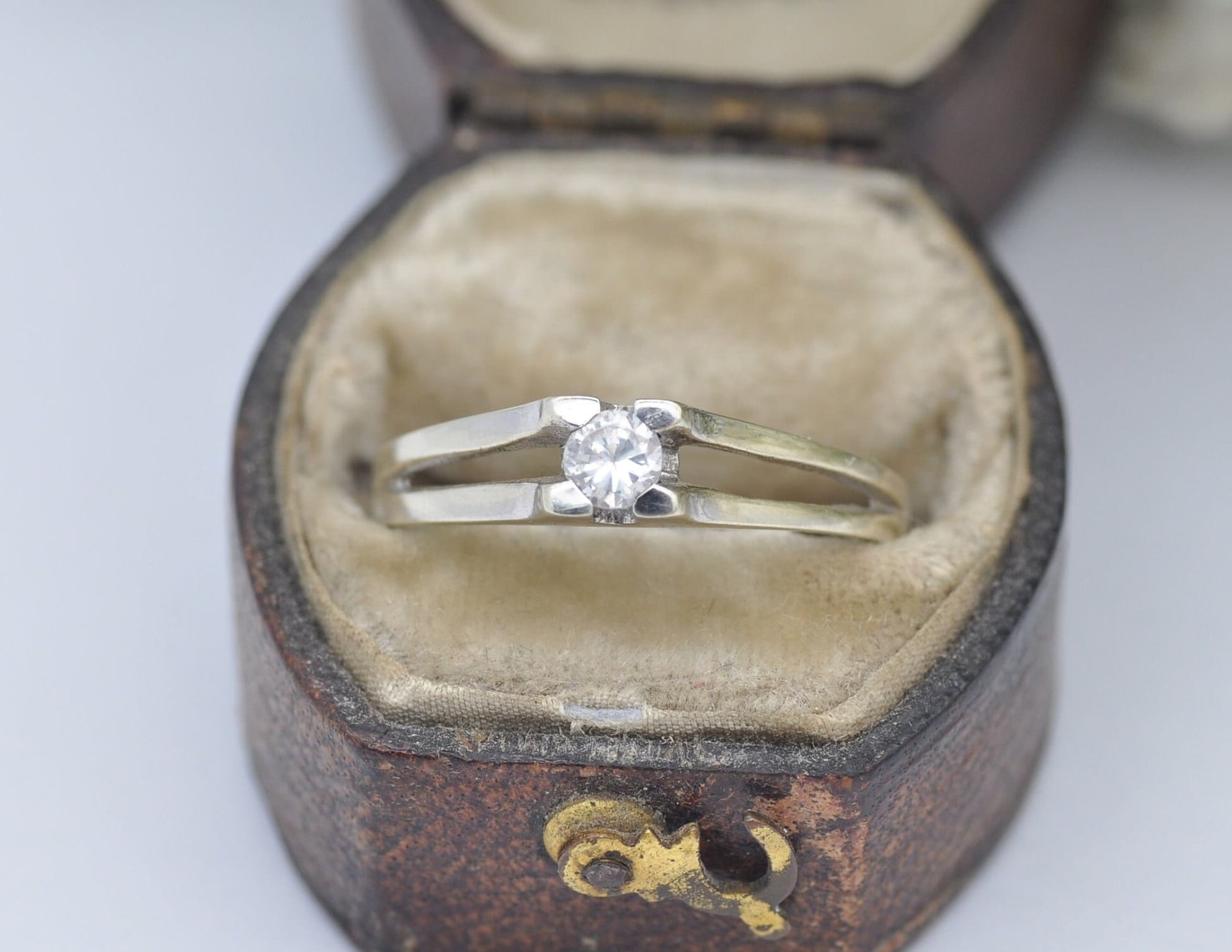 Vintage 9ct Gold and Cubic Zirconia Solitaire Ring - White Gold & CZ / 9K / 375 / Engagement Ring / Split Band / UK Size - Q / US Size - 8