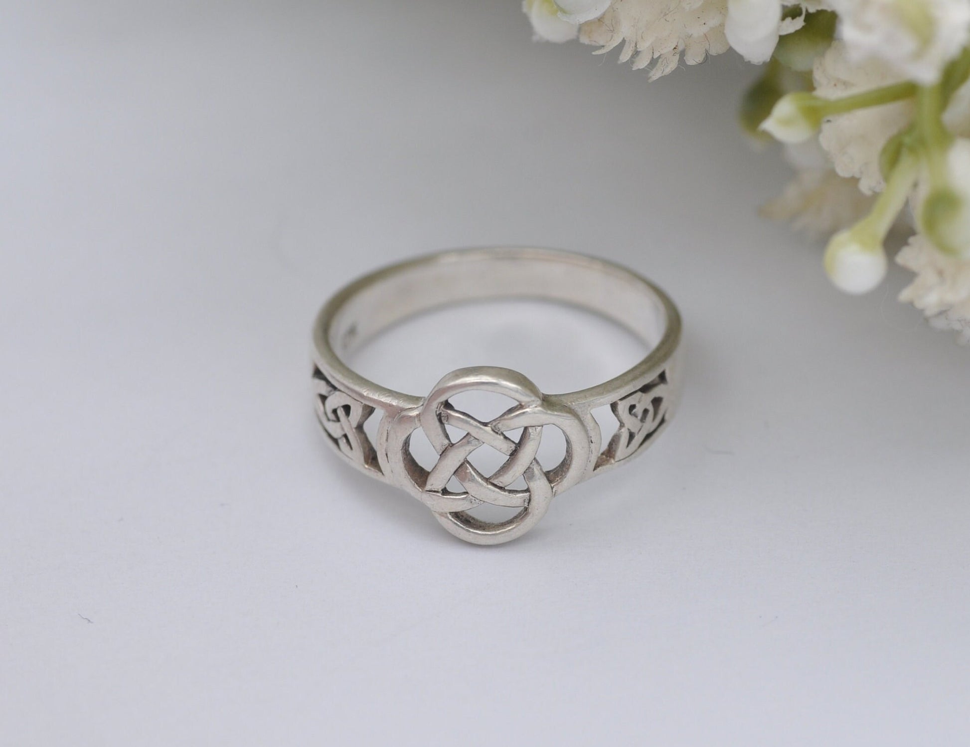 Silver Woven Celtic Knot Ring - Openwork Knotted Band / Vintage Jewellery 925 Sterling / Everyday / Unisex / UK Size - P 1/2 / US Size - 8