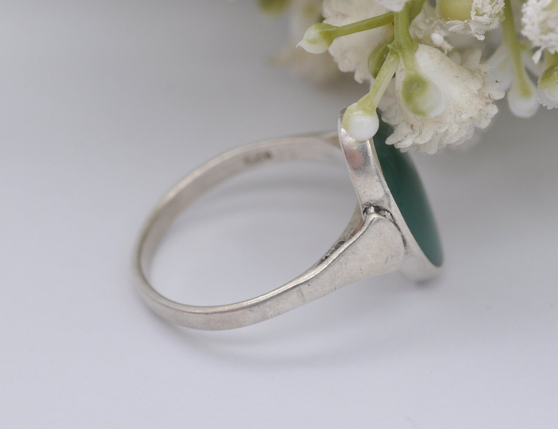 Sterling Silver & Chrysoprase Ring Vintage - Large Oval / Mid-Century Modernist Ring / 925 / Cabochon / UK Size - U 1/2 / US Size - 10 1/4