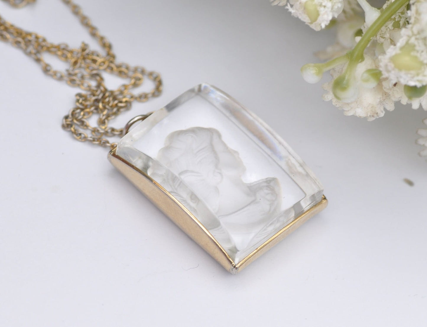 Vintage Sarah Coventry Reverse Carved Cameo Pendant Necklace