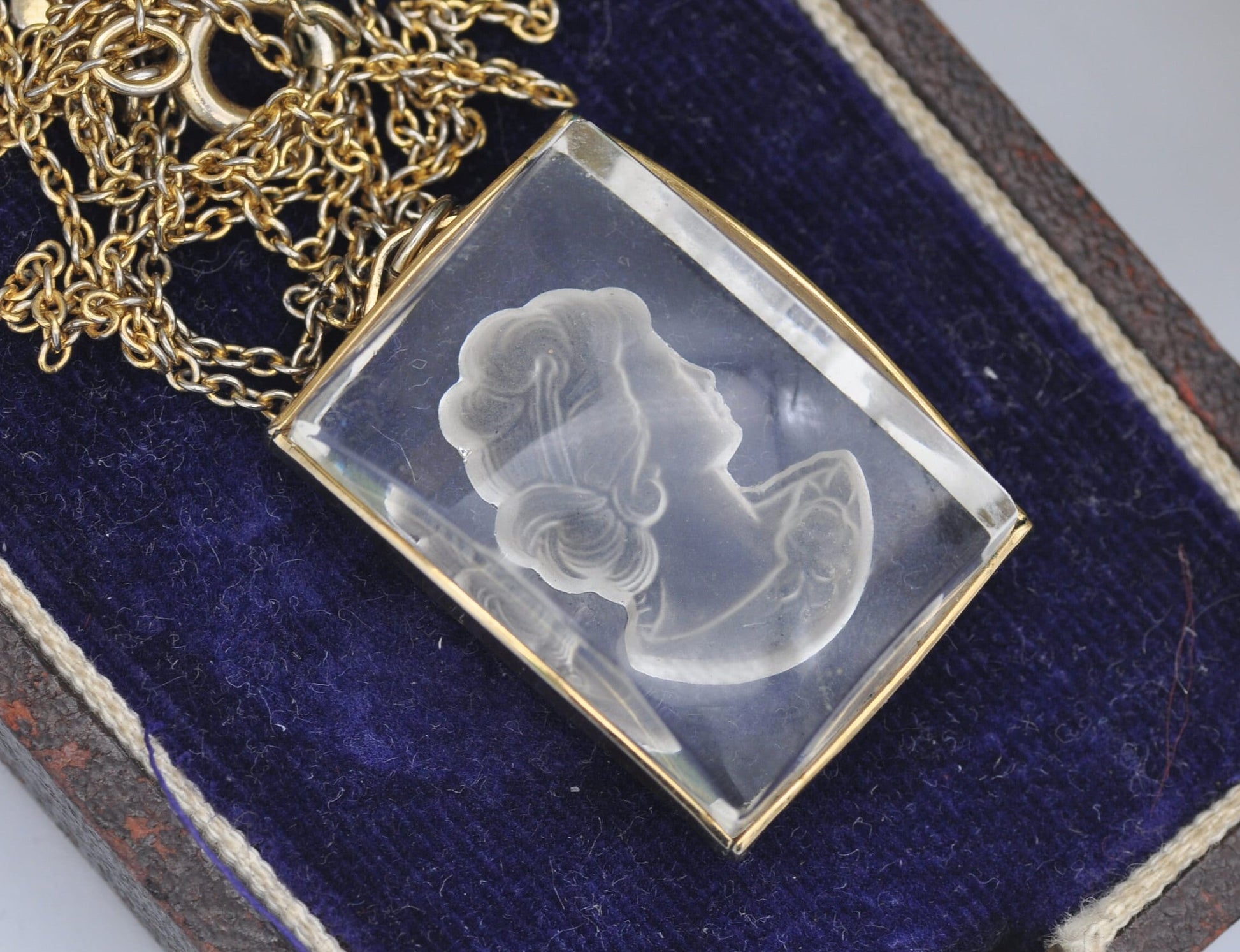 Vintage Sarah Coventry Reverse Carved Cameo Pendant Necklace