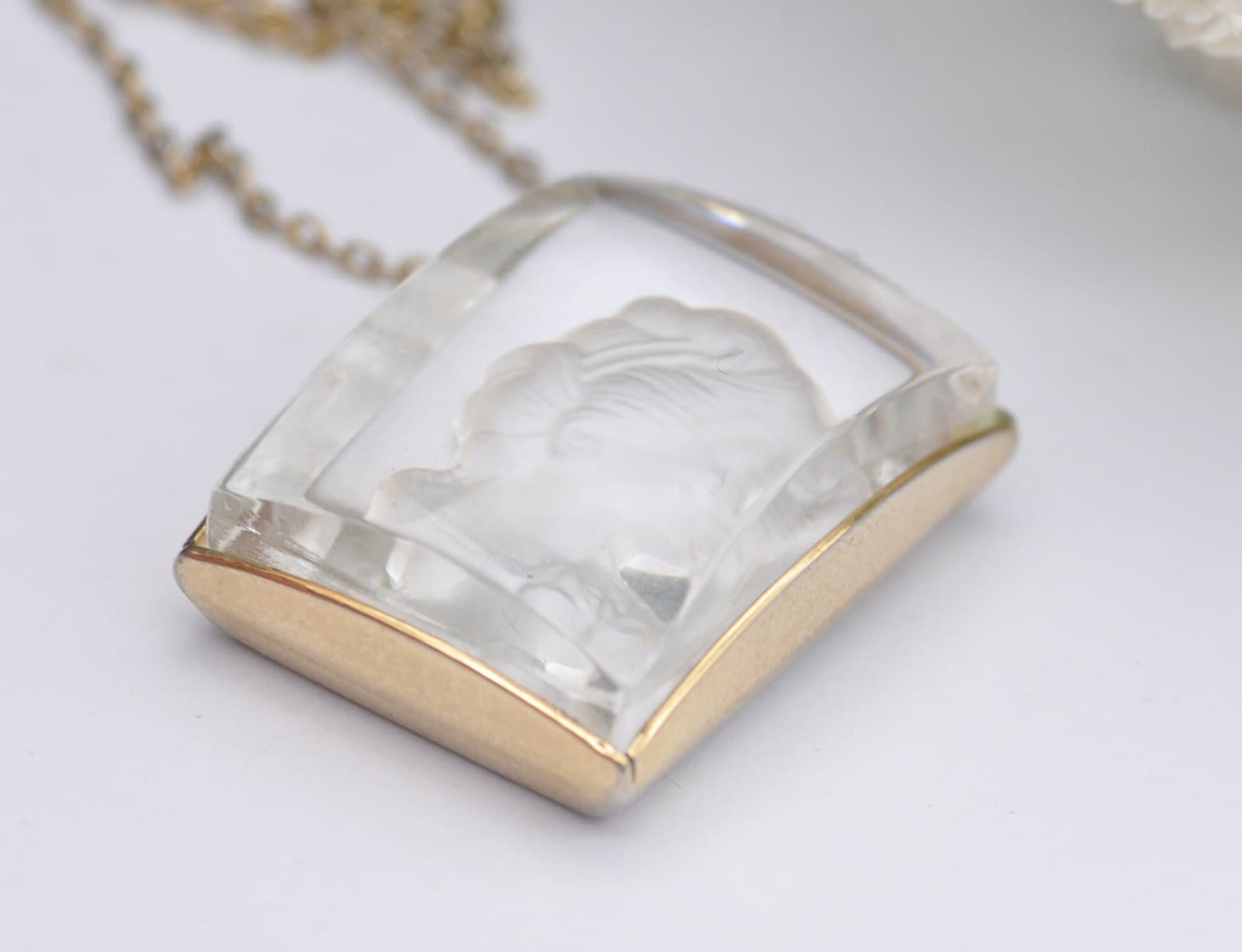 Vintage Sarah Coventry Reverse Carved Cameo Pendant Necklace