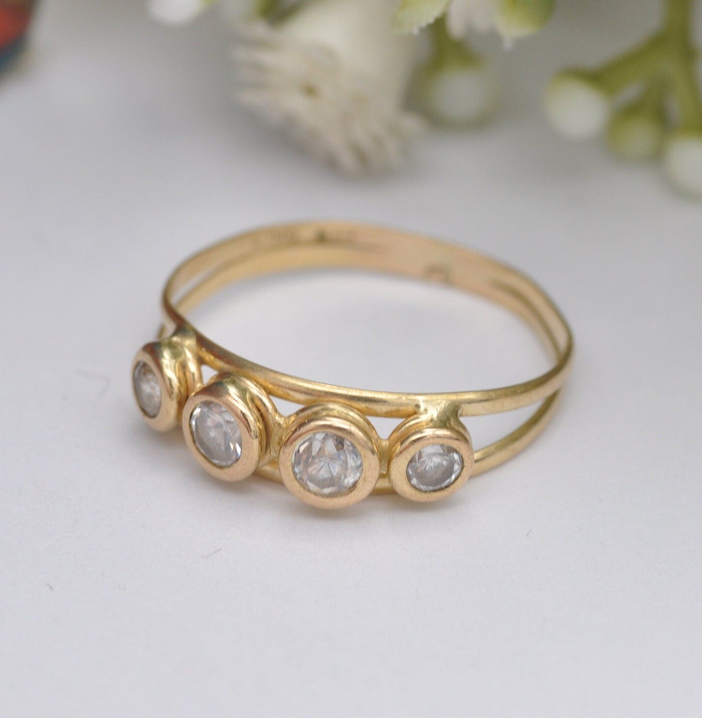 Vintage 18ct Gold Four Stone Split Band Ring