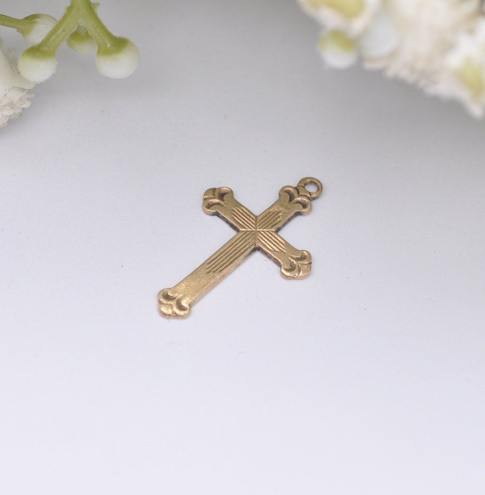 Vintage 9ct Gold Cross Pendant with Engraved Design