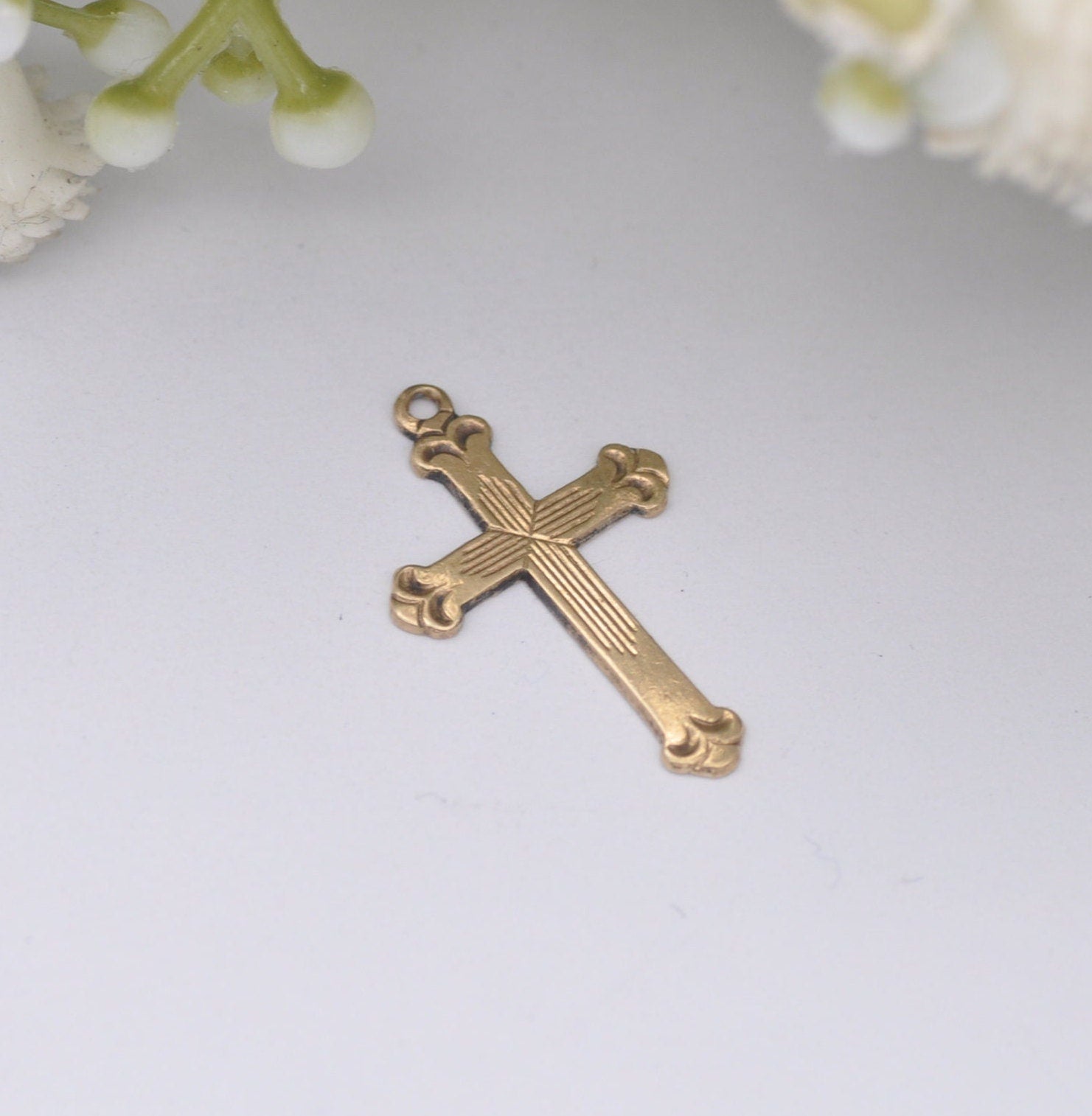 Vintage 9ct Gold Cross Pendant with Engraved Design