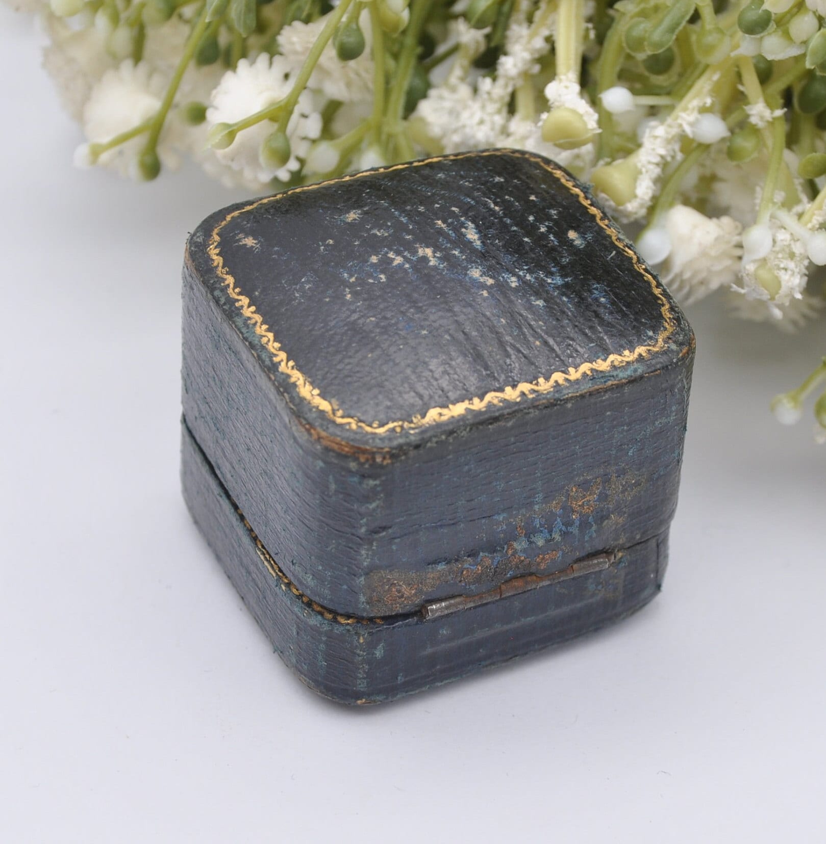 Antique Leather Ring Box - Jay's 366 Essex Road London Jewellers | Silk and Velvet Lined