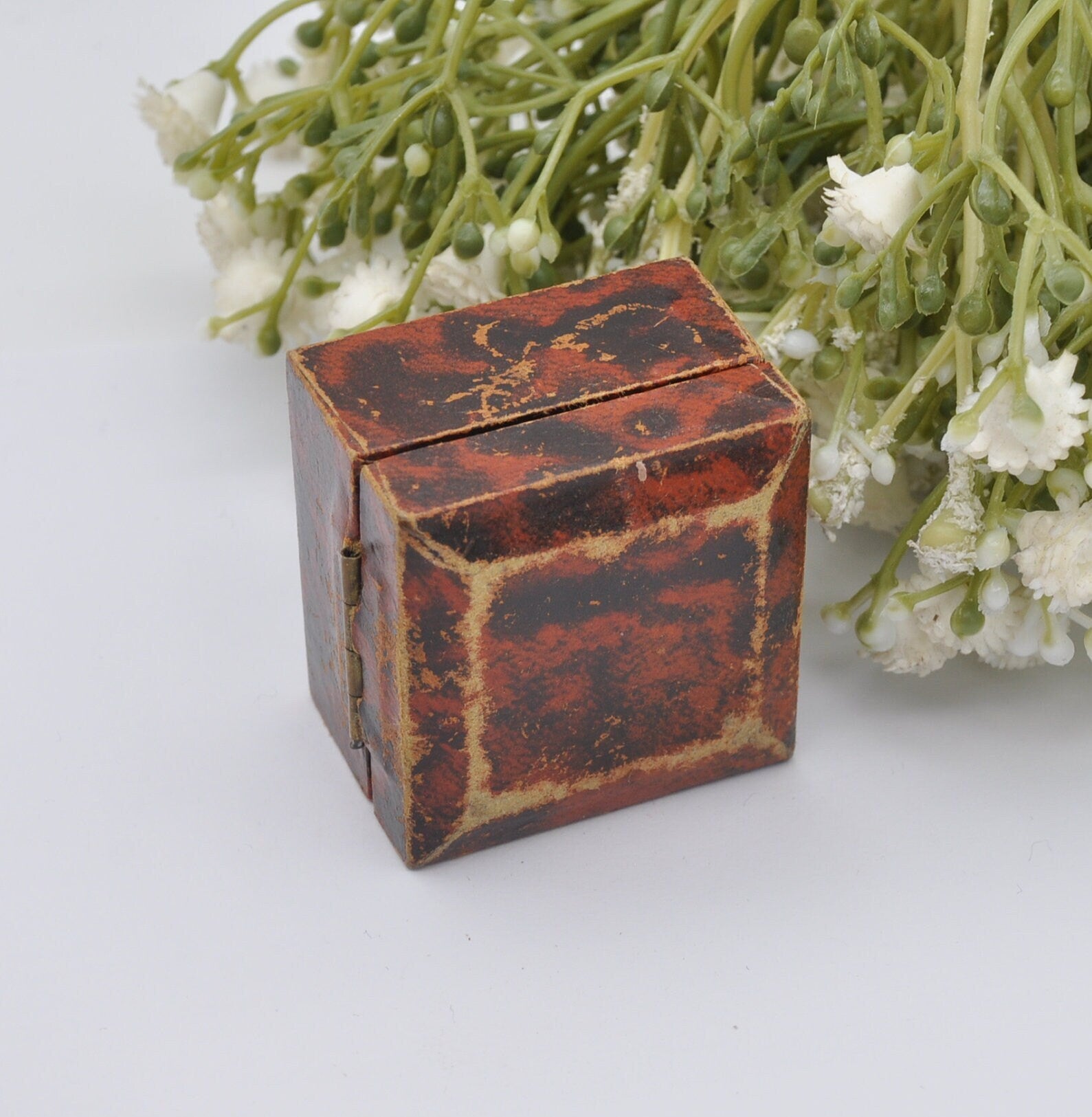 Vintage Leather Ring Box - W. Caney Regent Street London Jewellers | Silk and Velvet Lined