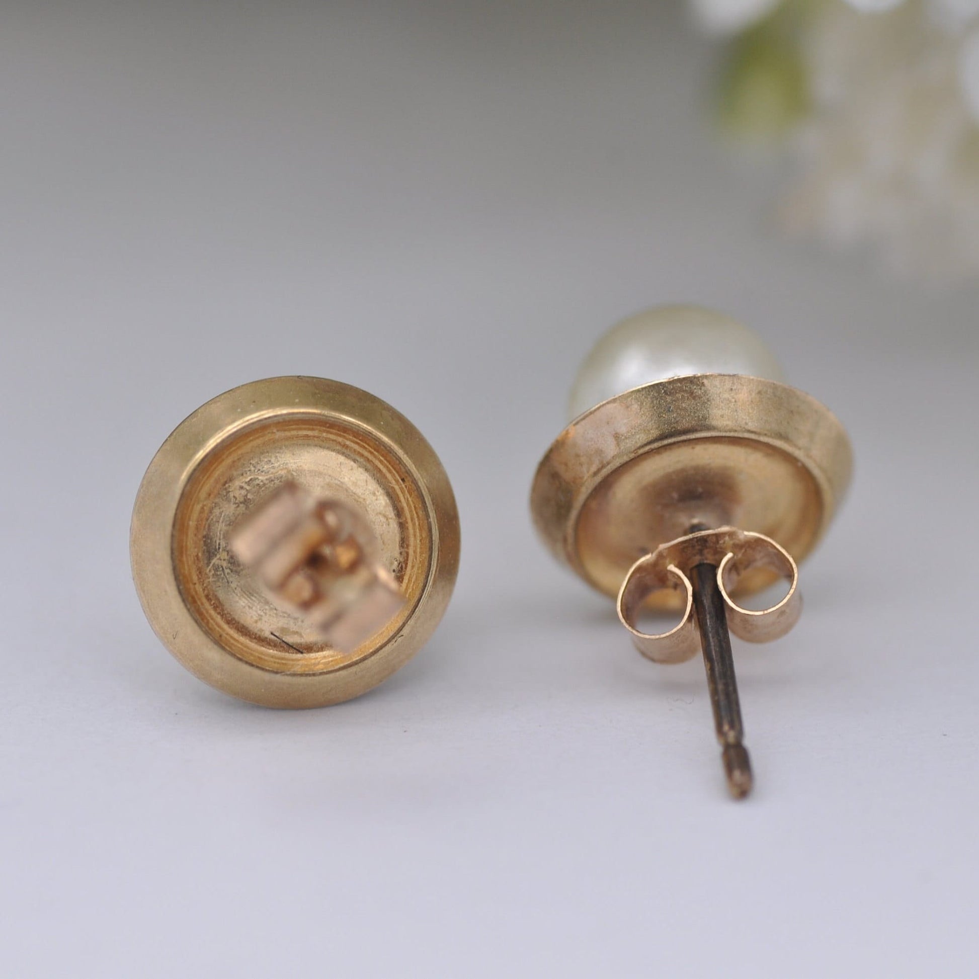 Vintage 9ct Gold Faux Pearl Stud Earrings - Diamond Cut Design