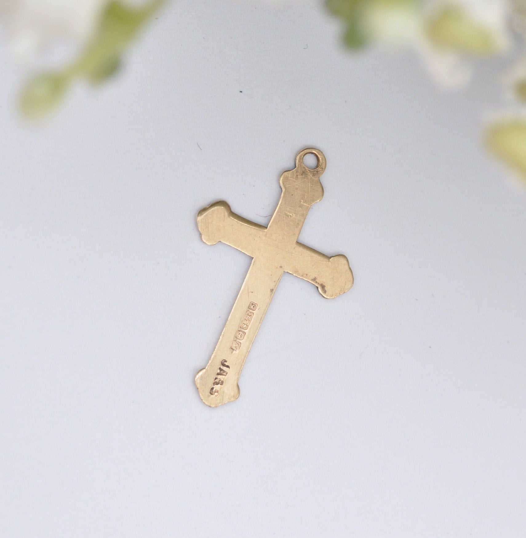 Vintage 9ct Gold Cross Pendant with Engraved Design