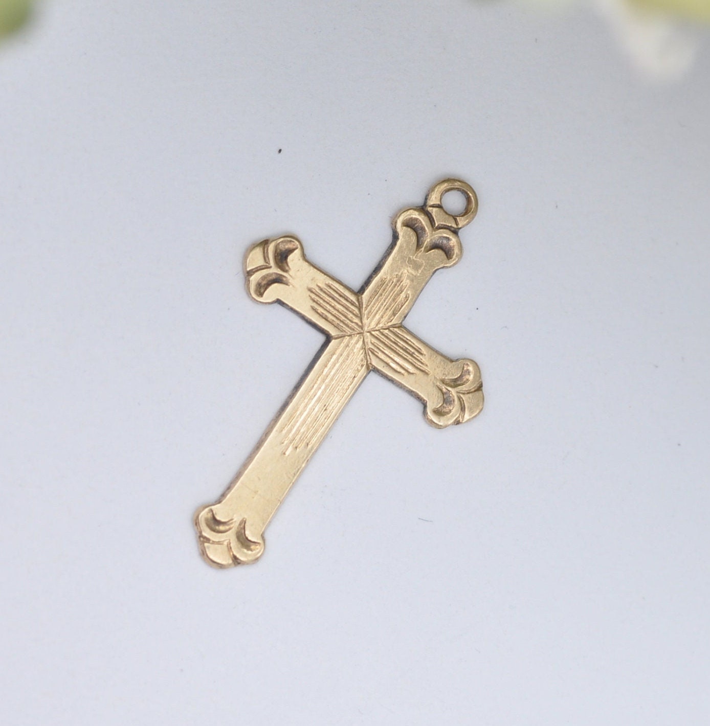 Vintage 9ct Gold Cross Pendant with Engraved Design