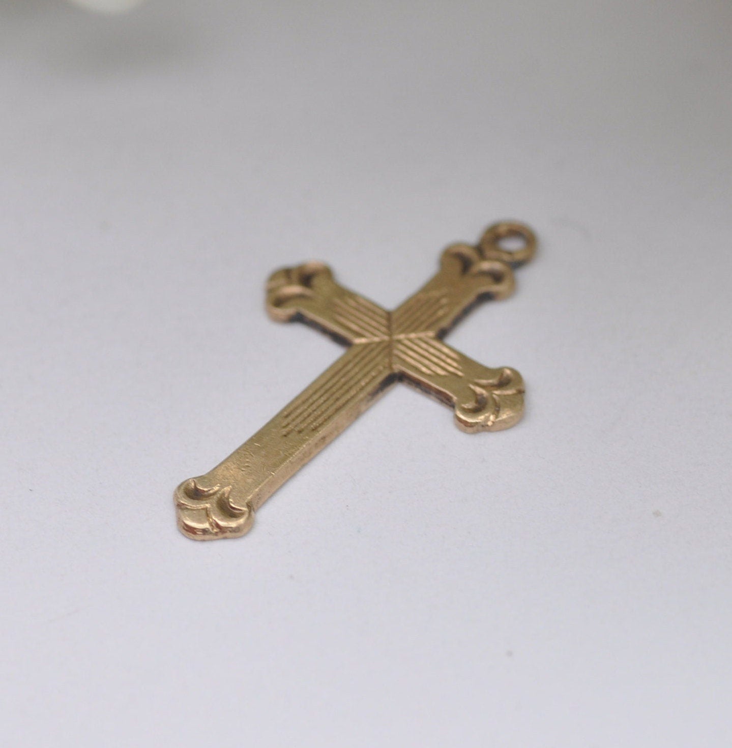 Vintage 9ct Gold Cross Pendant with Engraved Design